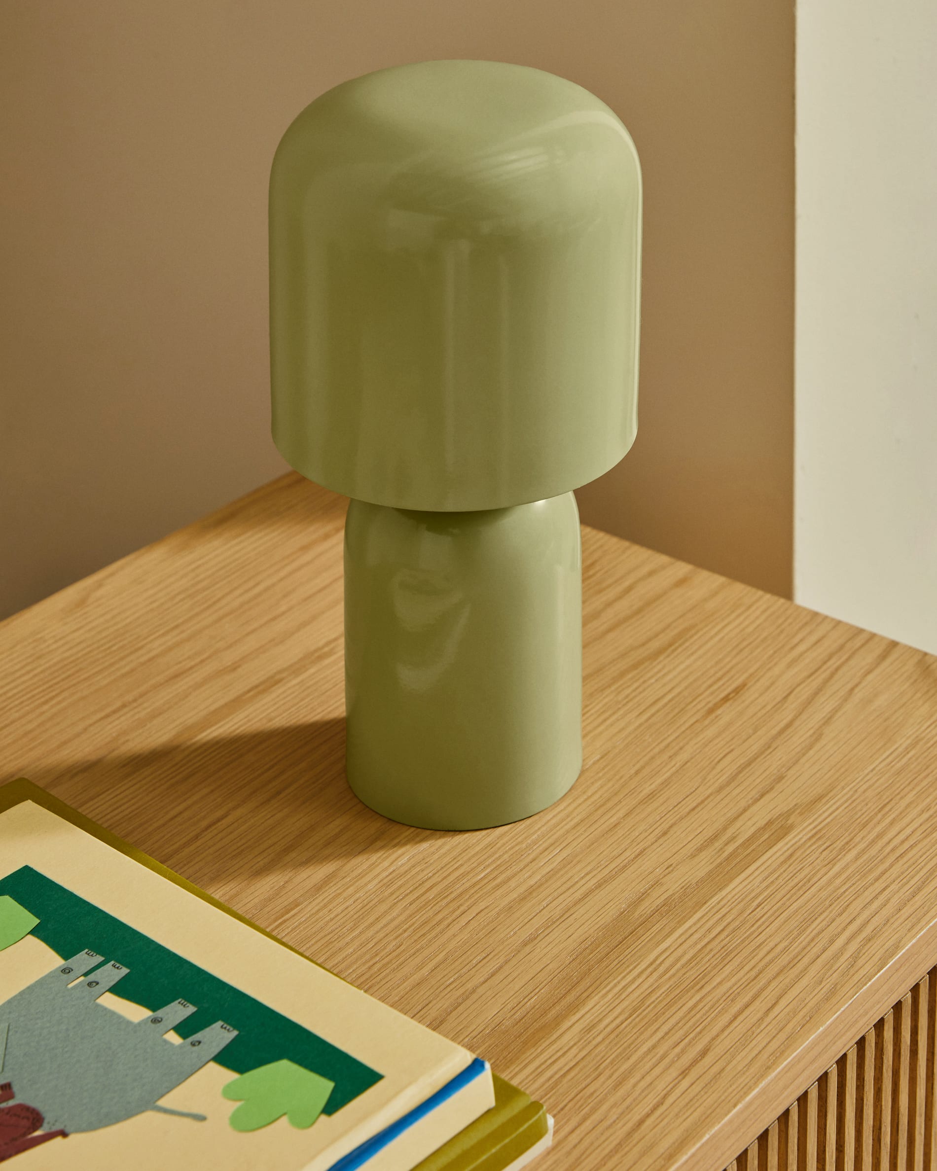 Die Kommode Helvine aus Eichenfurnier mit 3 Schubladen bietet modernes Design und Nachhaltigkeit dank FSC-zertifiziertem Holz.