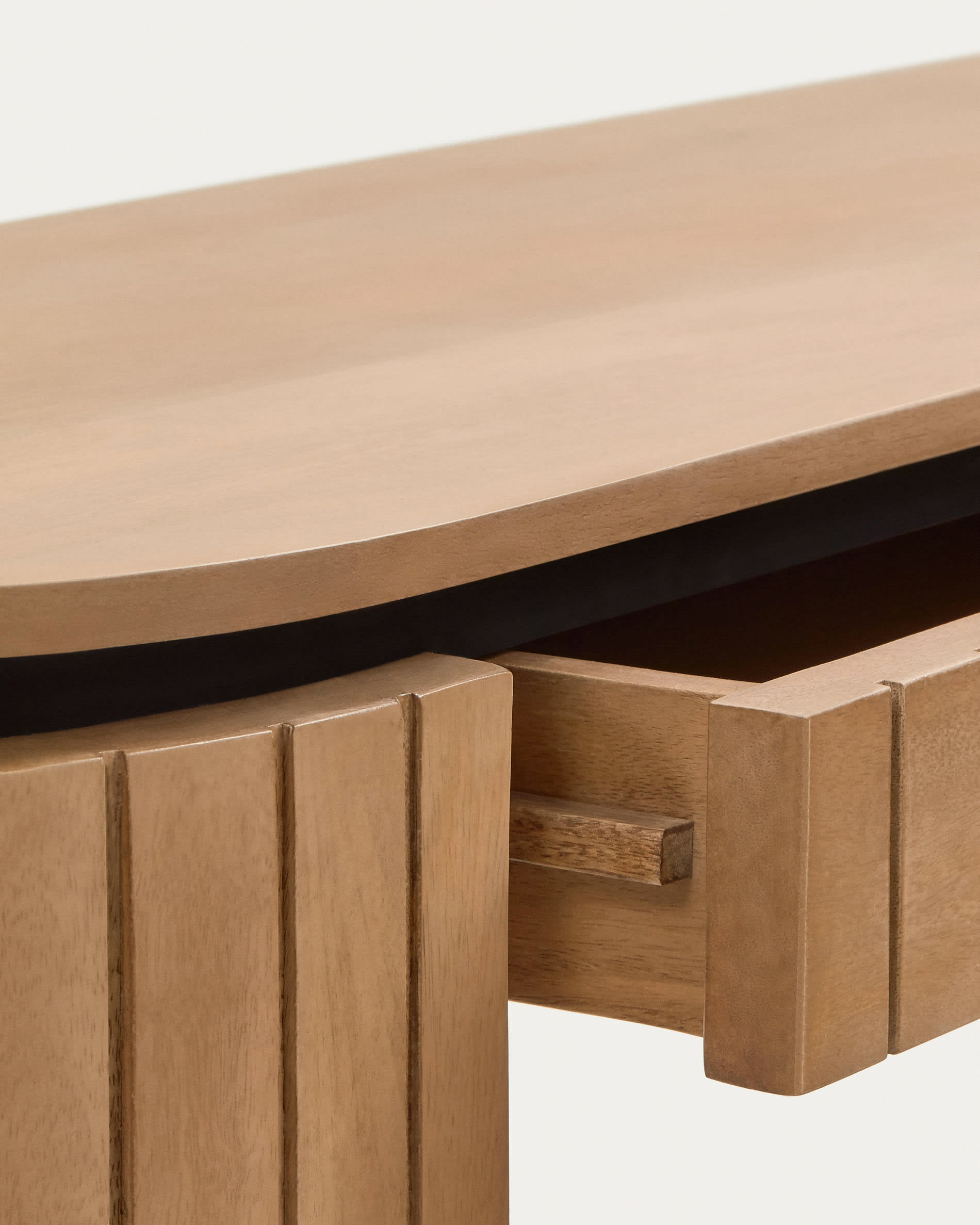 Entdecken Sie den Licia Konsolentisch (120 x 90 cm) aus massivem Mangoholz – ein elegantes Möbelstück mit einzigartiger Maserung und praktischer Schublade.