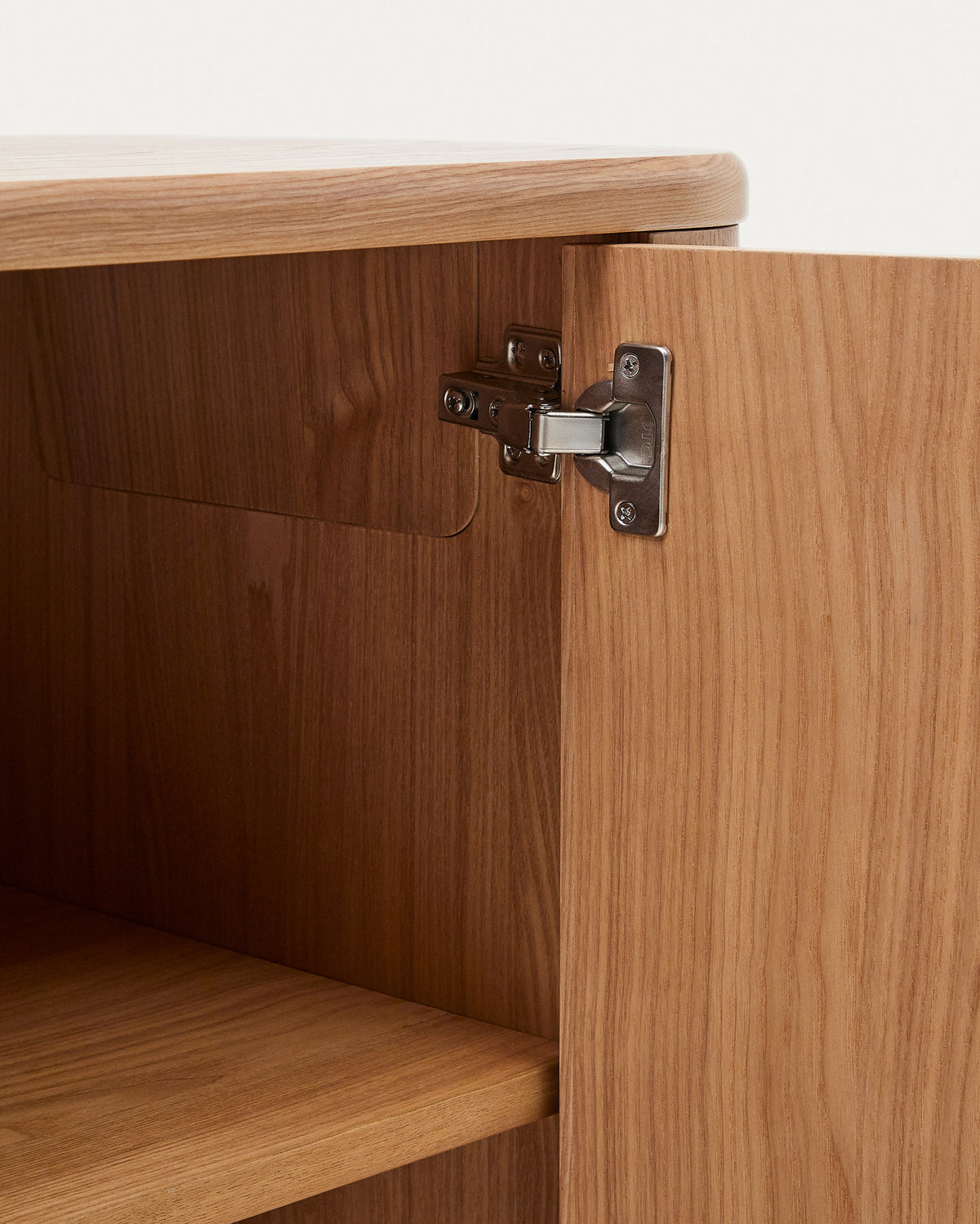 Salaya Sideboard aus Eschenfurnierholz FSC Mix Credit 200 x 79 cm in Natur präsentiert im Onlineshop von KAQTU Design AG. Sideboard ist von Kave Home