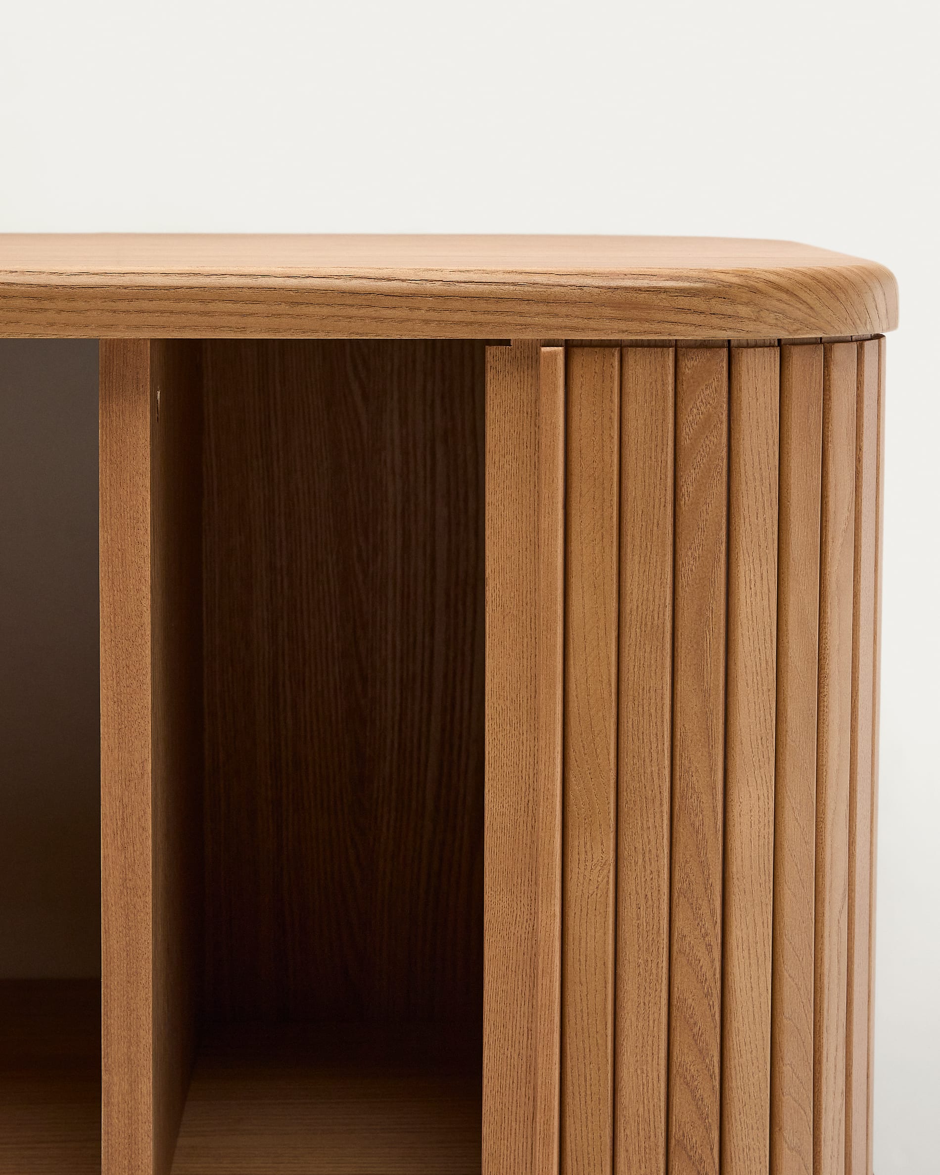Der Wandschrank Mailen von Kave Home vereint modernes Design mit natürlichem Eschenfurnier. Mit 90 x 45 cm bietet er eleganten Stauraum für Ihr Badezimmer.