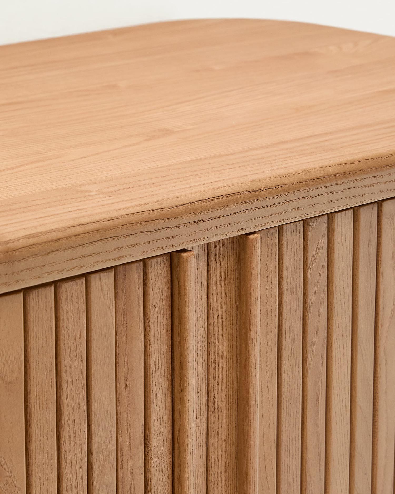 Entdecken Sie den Wandschrank Mailen von Kave Home: Stilvolles Eschenfurnier, 90 x 45 cm, ideal für eleganten Stauraum im Badezimmer.