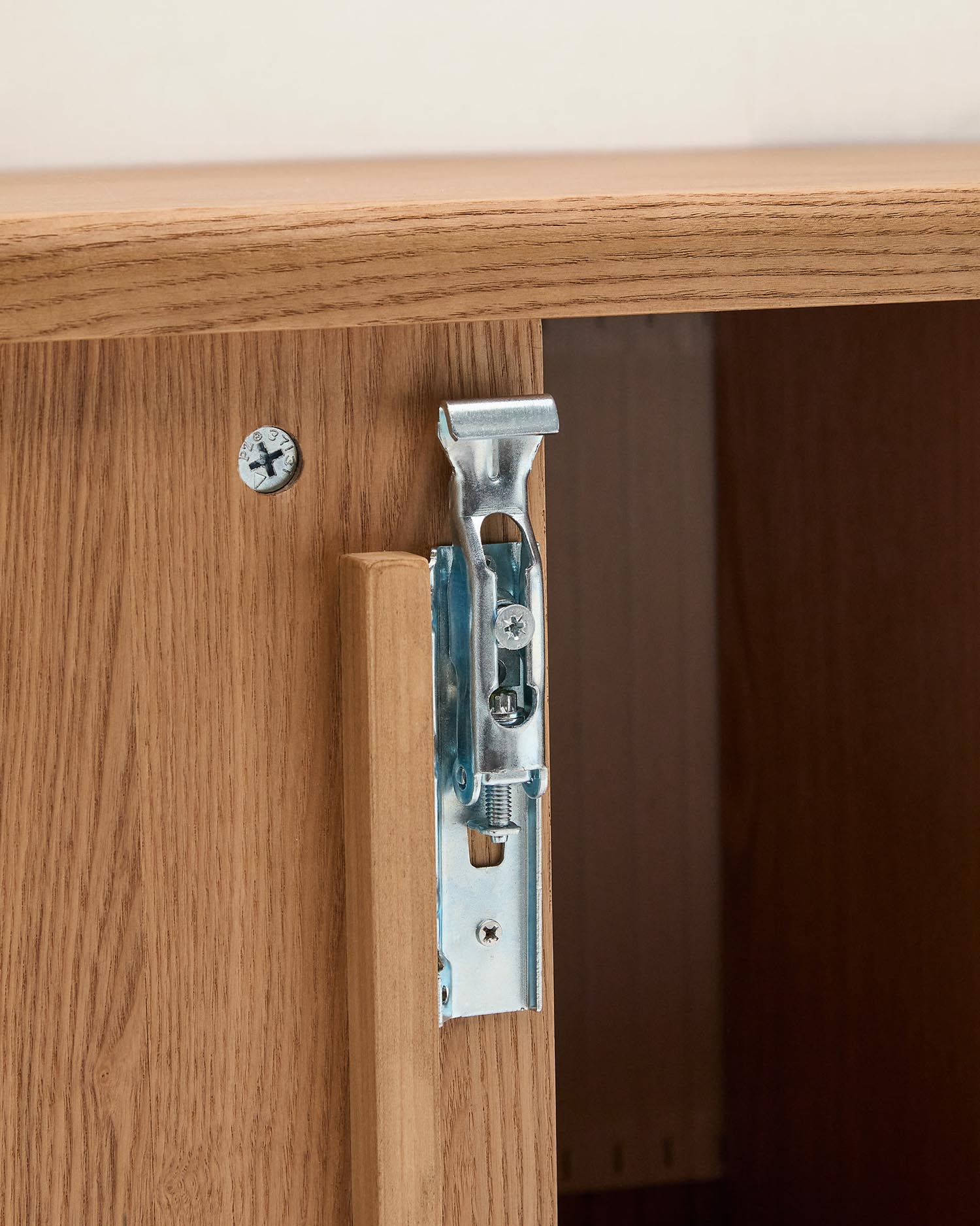 Entdecken Sie den Wandschrank Mailen von Kave Home: Elegantes Eschenfurnier, 90 x 45 cm, ideal für stilvollen Stauraum im Badezimmer.