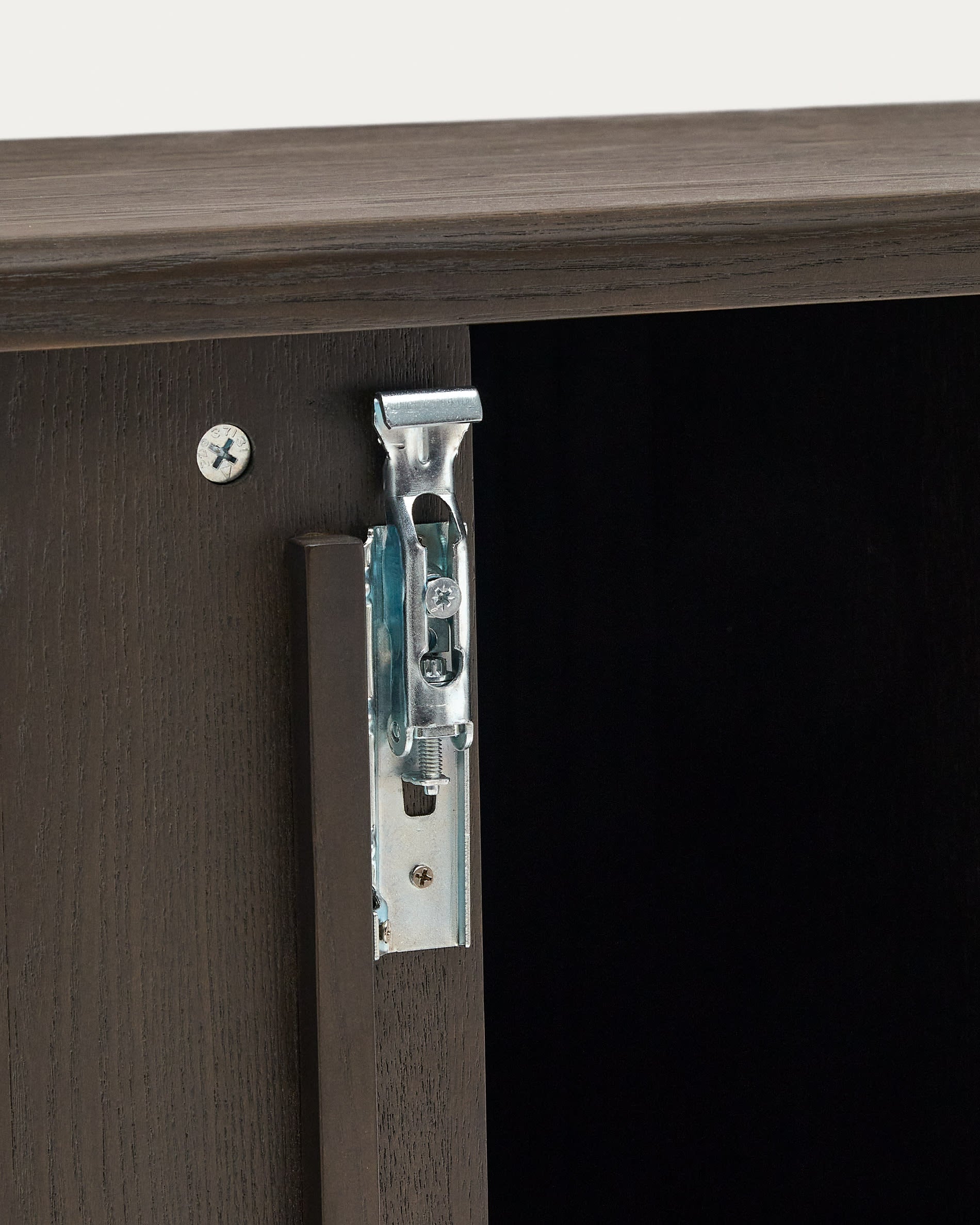 Eleganter Wandschrank Mailen von Kave Home: 90 x 45 cm, aus robustem Eschenfurnier mit dunklem Finish – ideal für stilvolle Badezimmerorganisation.