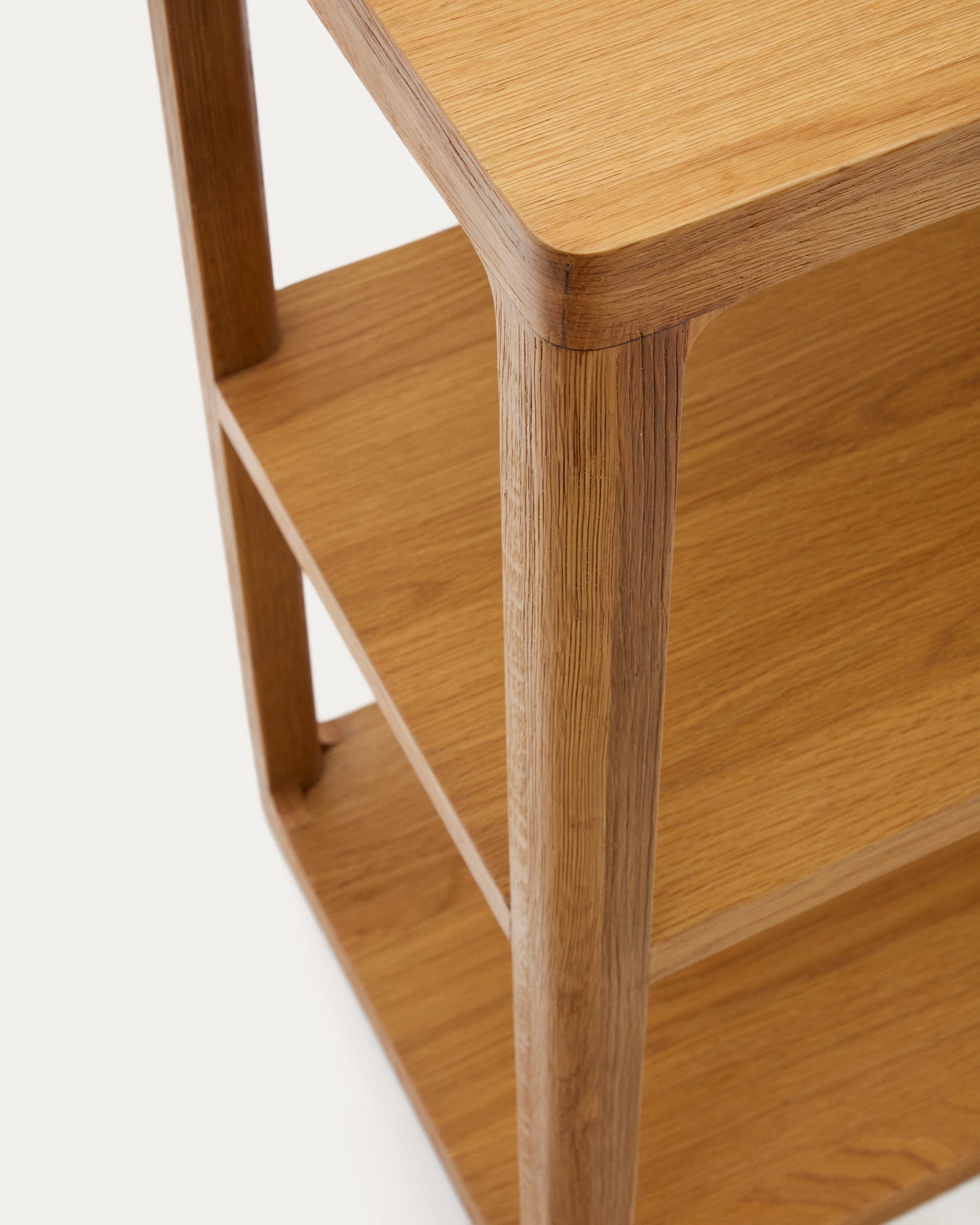 Stilvolles Maymai Regal aus robustem Eichenholz, 180 x 81 cm. Ideal für Bücher und Deko, vereint Funktionalität mit natürlicher Eleganz.