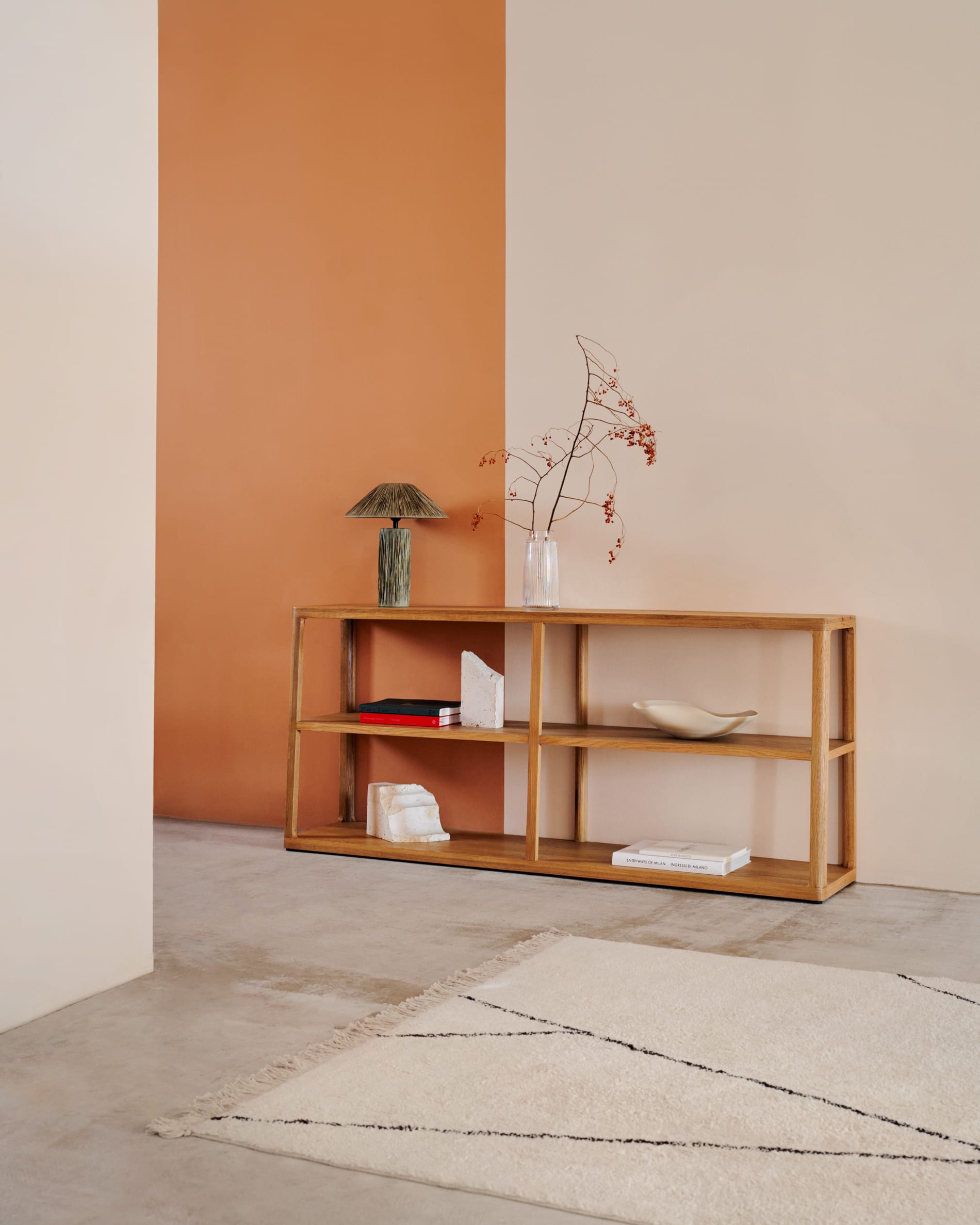 Stilvolles Maymai Regal aus Eichenholz, 180x81 cm, von Kave Home. Ideal für moderne und elegante Wohnräume.