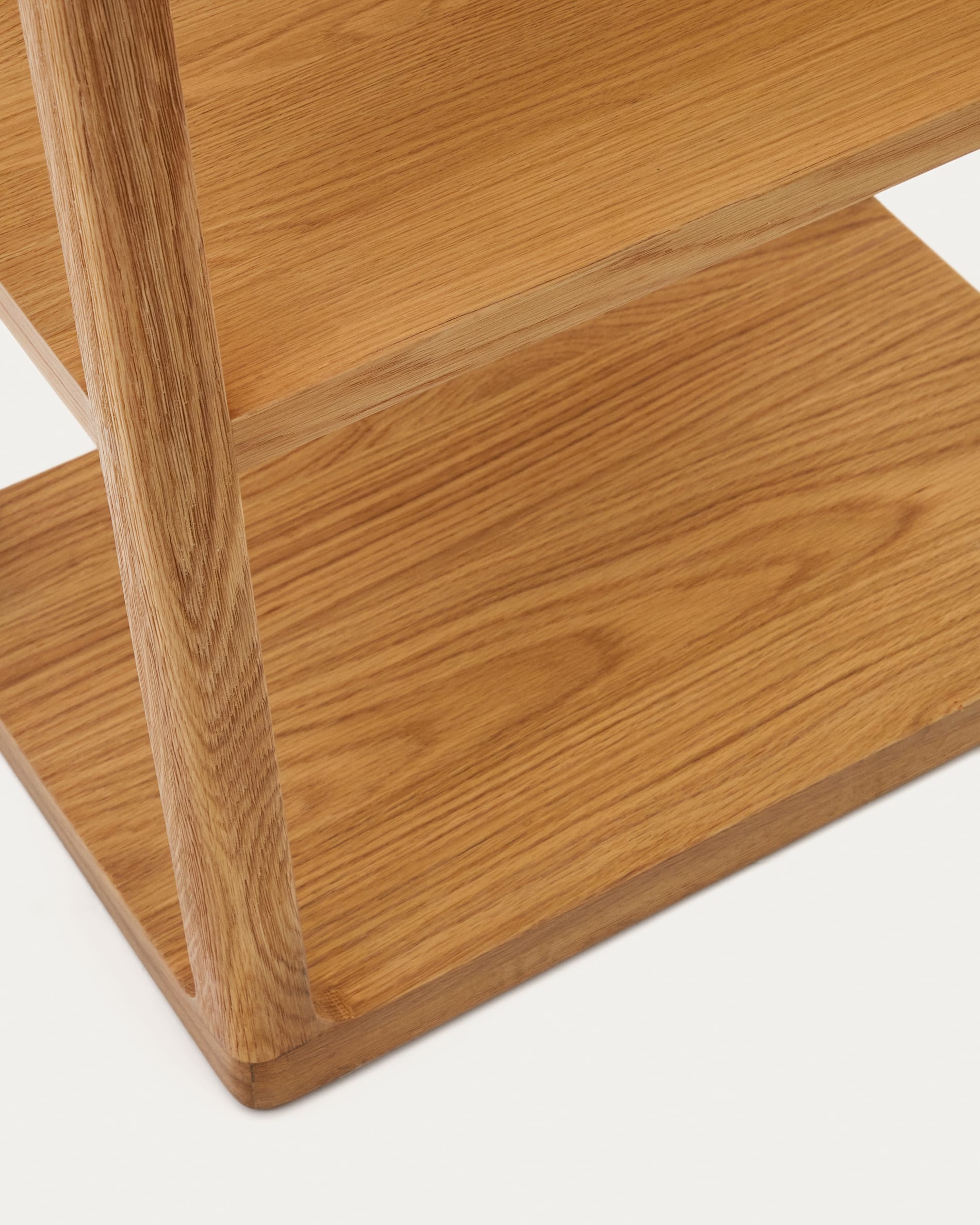 Das Maymai Regal von Kave Home: 60 x 193 cm, aus massivem Eichenholz, bietet eleganten Stauraum und passt perfekt in jedes Zimmer.