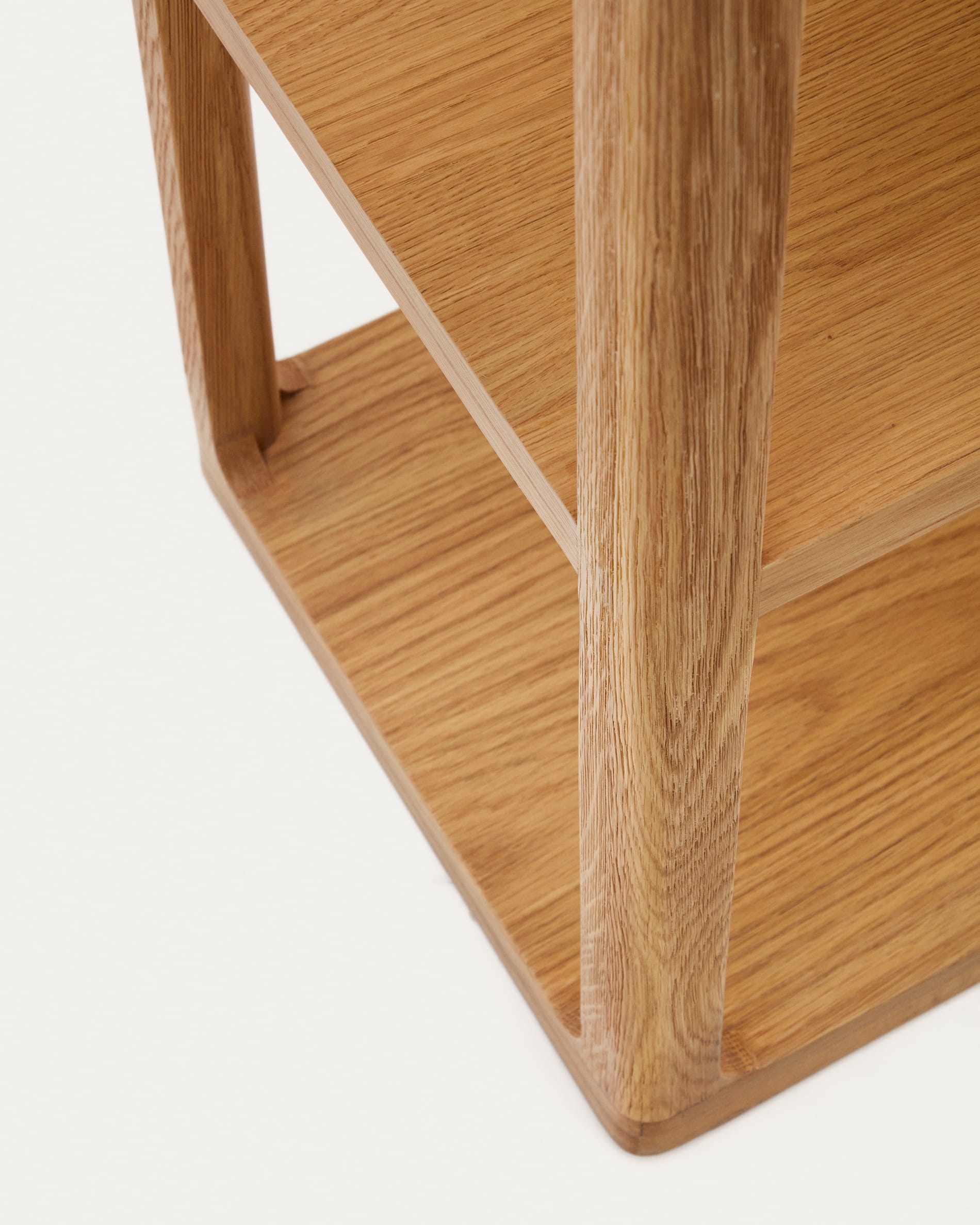 Stilvolles Maymai Regal aus robustem Eichenholz, 90 x 193 cm. Ideal für eleganten Stauraum in jedem Raum.