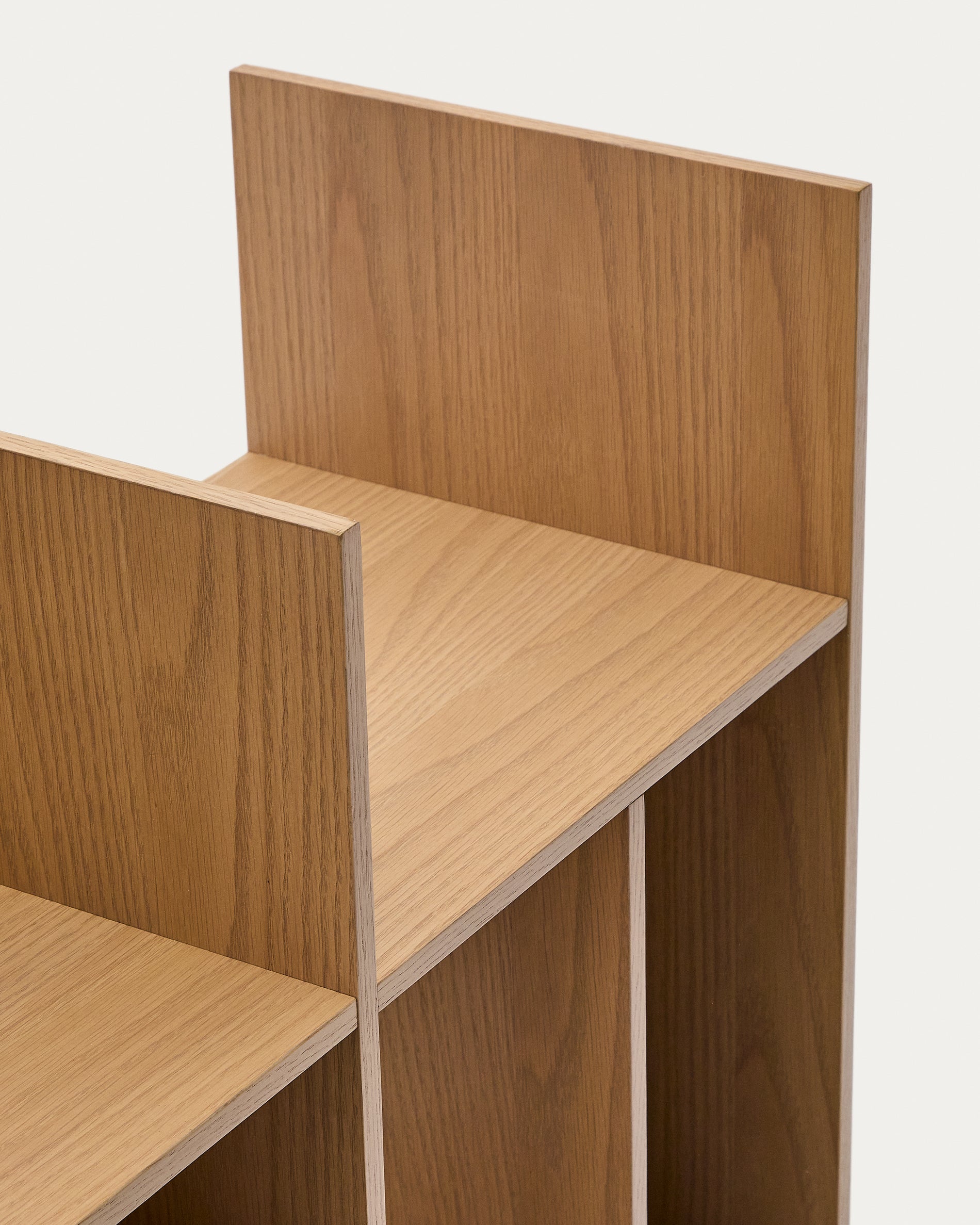 Modularregal Ina in Eichenfurnier, 80 x 80 cm, mit natürlichem Finish, ideal für stilvolle Wandgestaltung und nachhaltigen Wohnkomfort.