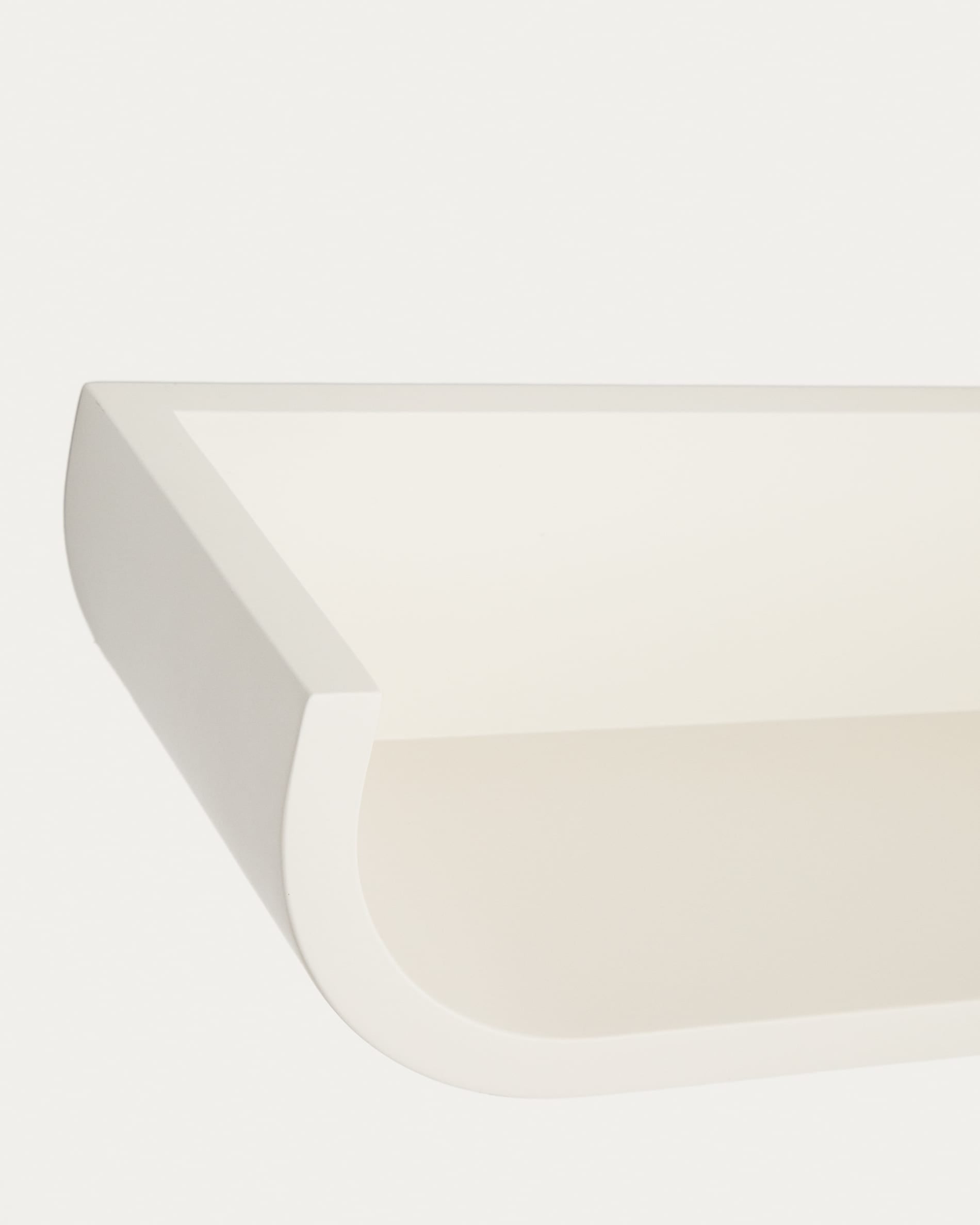 Das Regal Salaya von Kave Home kombiniert modernes Design mit praktischer Funktionalität. Aus hochwertigem Eschenschichtholz gefertigt, bietet es stilvollen Stauraum.