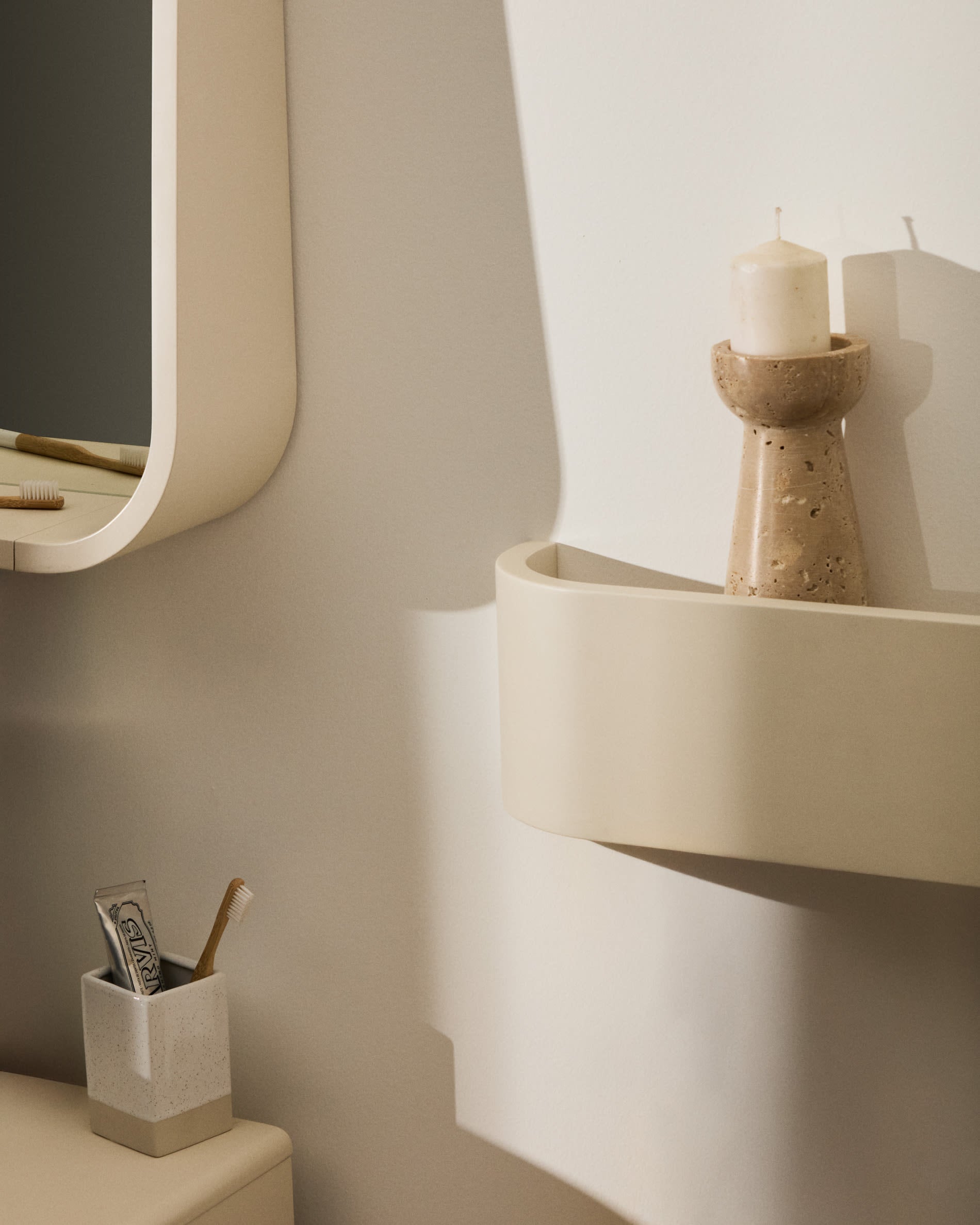 Das Regal Salaya aus Eschenschichtholz, 60x12 cm, mit beiger Lackierung von Kave Home, bietet modernes Design für stilvolle Räume.