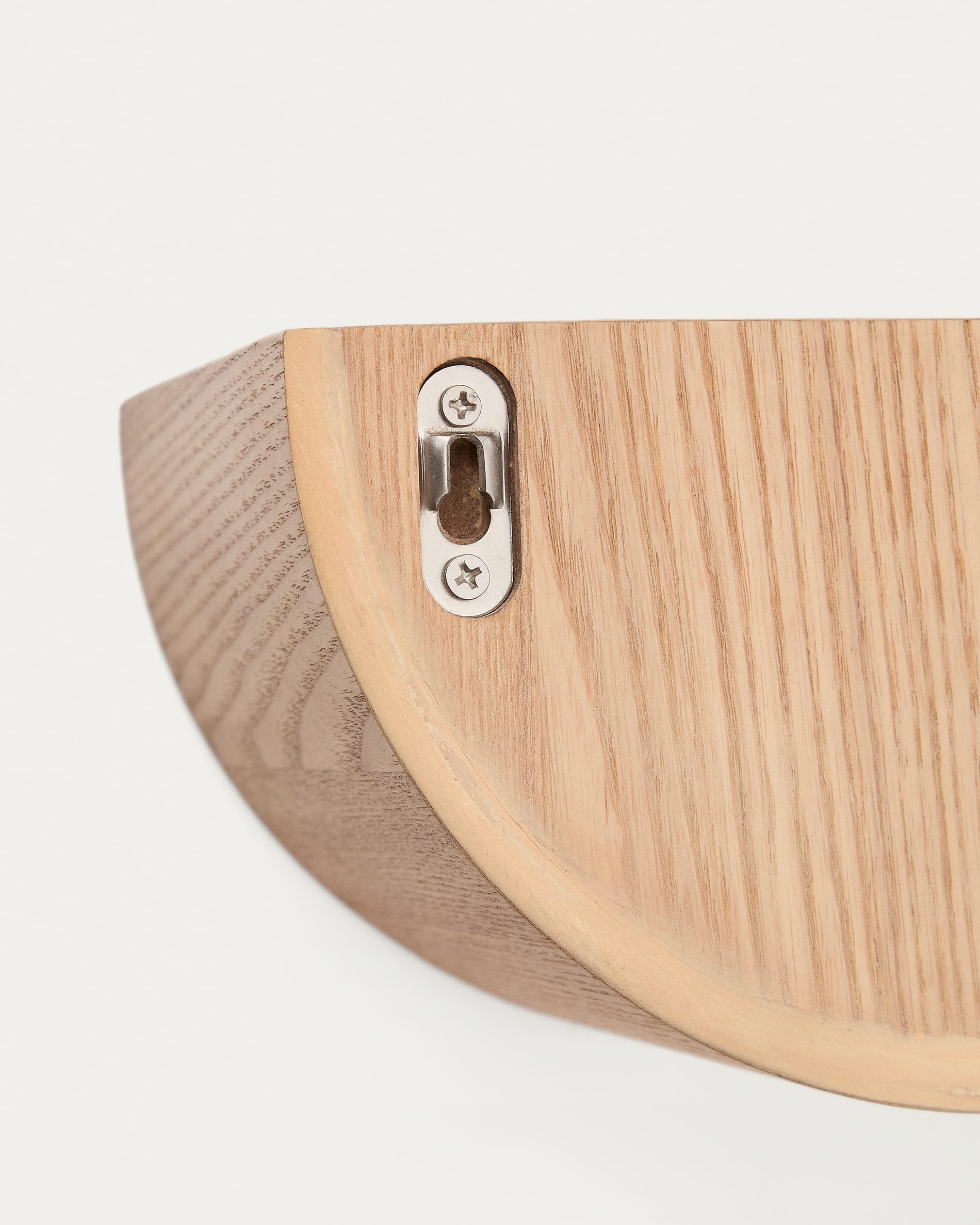 Das Regal Salaya aus hochwertigem Eschensperrholz bietet mit seinem naturfarbenen Finish und kompakten Maßen von 60 x 12 cm stilvolle Präsentationsmöglichkeiten für Ihr Zuhause.