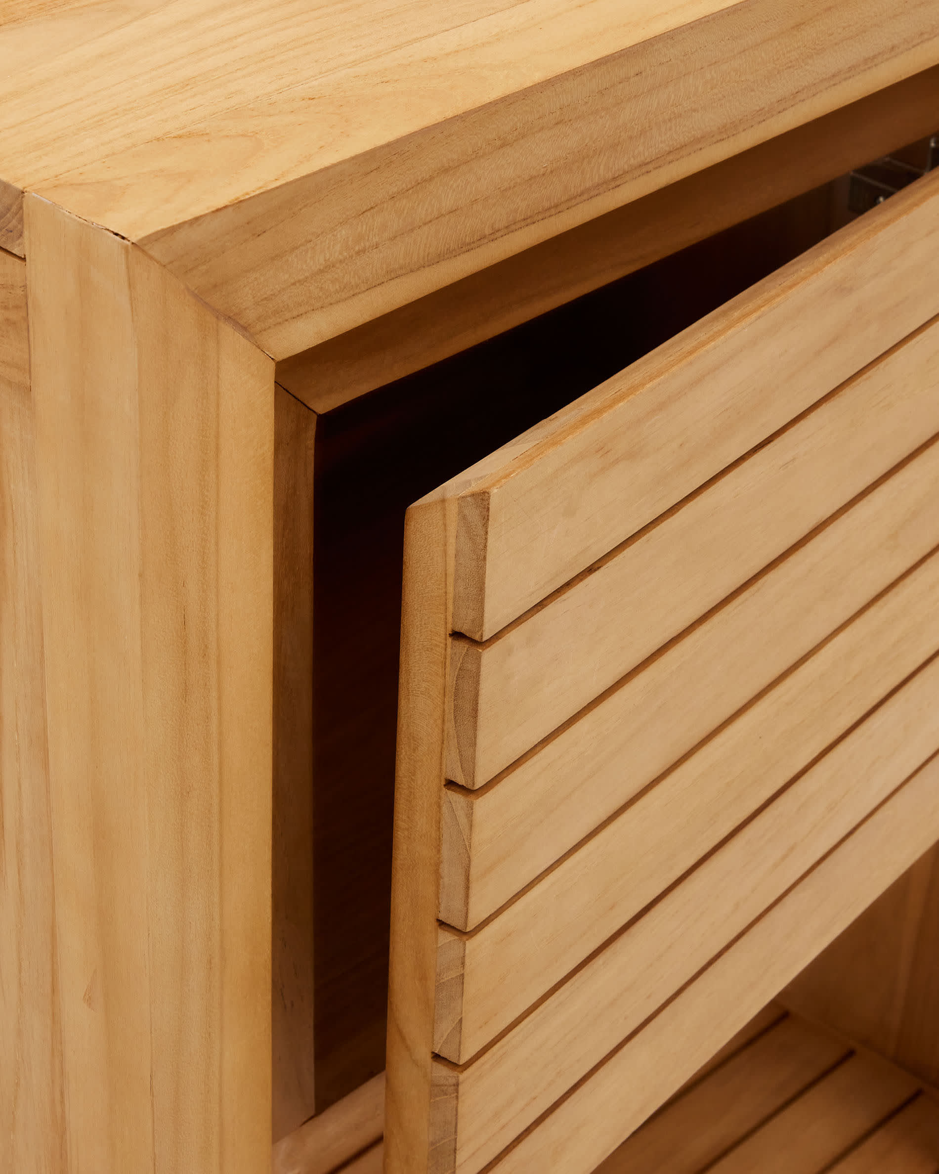 Eleganter Wandschrank aus massivem Teakholz, 60 x 45 cm, mit natürlichem Finish. Ideal für stilvolle Badezimmergestaltung und optimale Aufbewahrung.