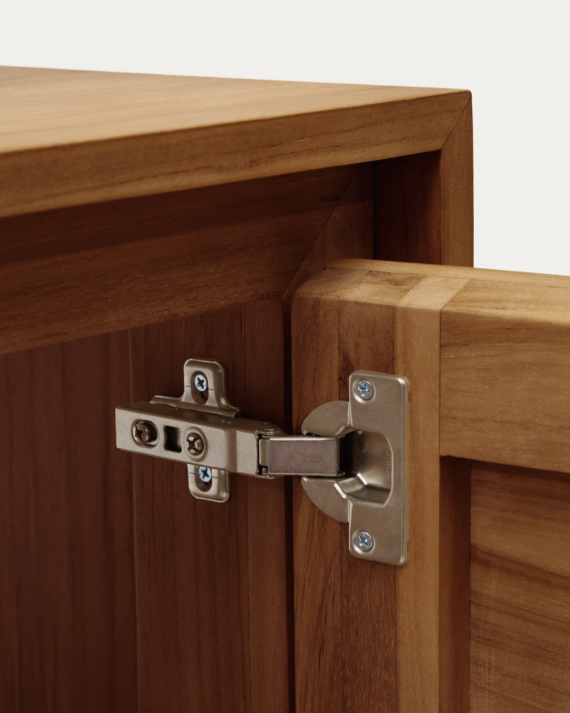 Eleganter Kenta Wandschrank aus robustem Teakholz (60 x 45 cm) mit natürlichem Finish. Perfekt für stilvollen und funktionalen Badezimmerstauraum.