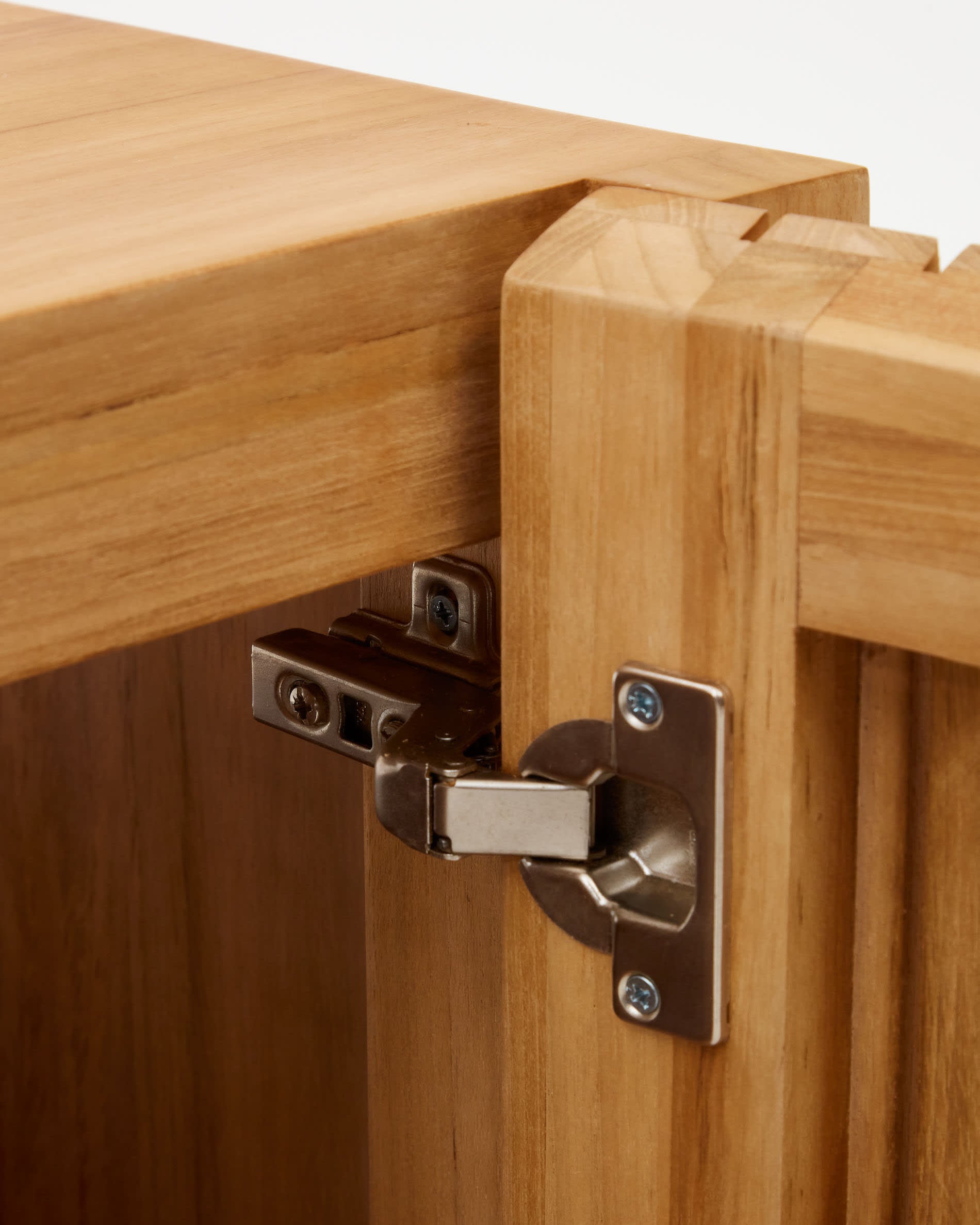 Entdecken Sie das Kuveni High-Sideboard aus massivem Teakholz von Kave Home. Mit 140 x 50 cm bietet es eleganten Stauraum und natürliche Ästhetik.