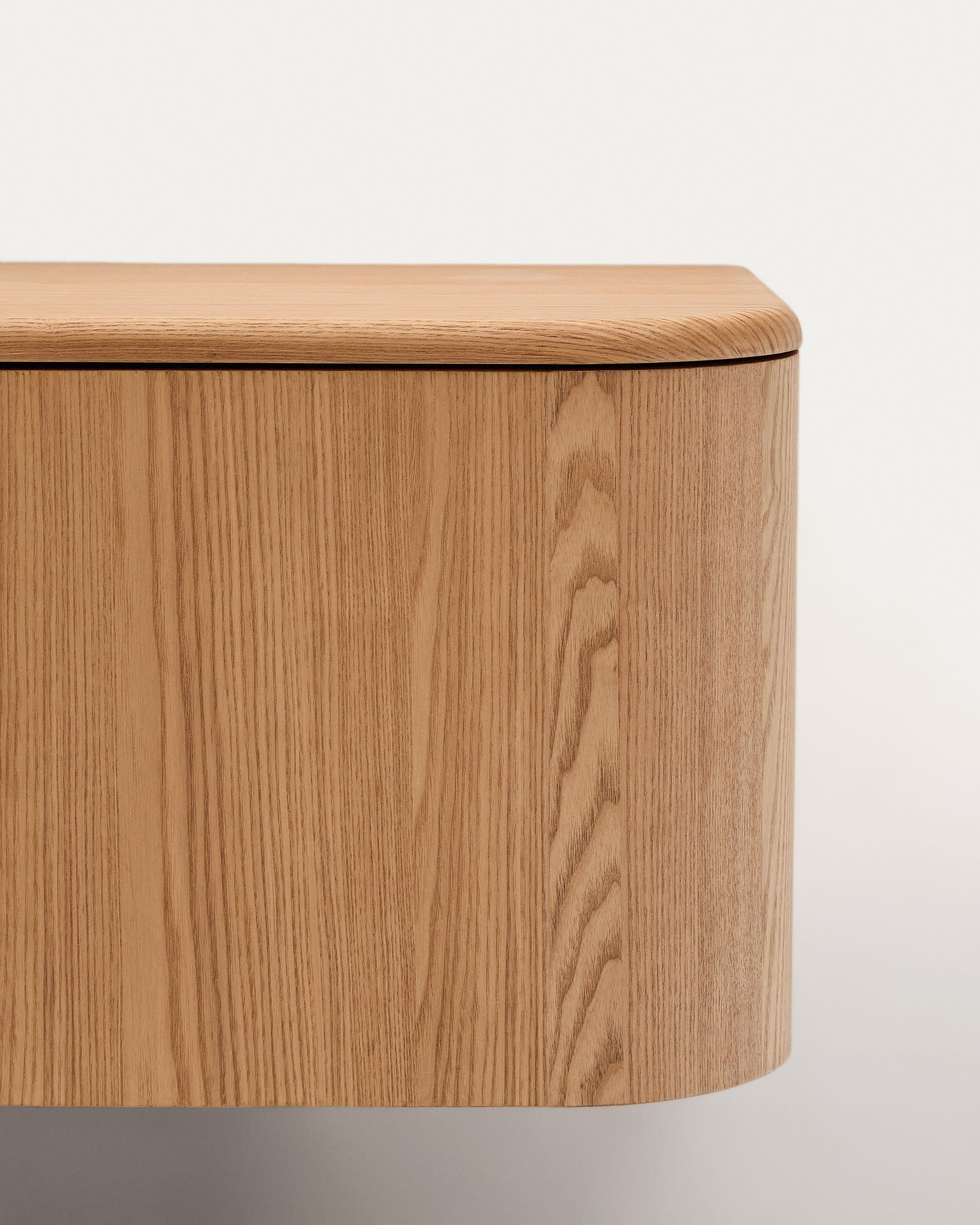 Eleganter Wandschrank Salaya aus langlebigem Eschensperrholz, 90 x 45 cm, mit natürlichem Finish. Perfekt für ein modernes Badezimmer.