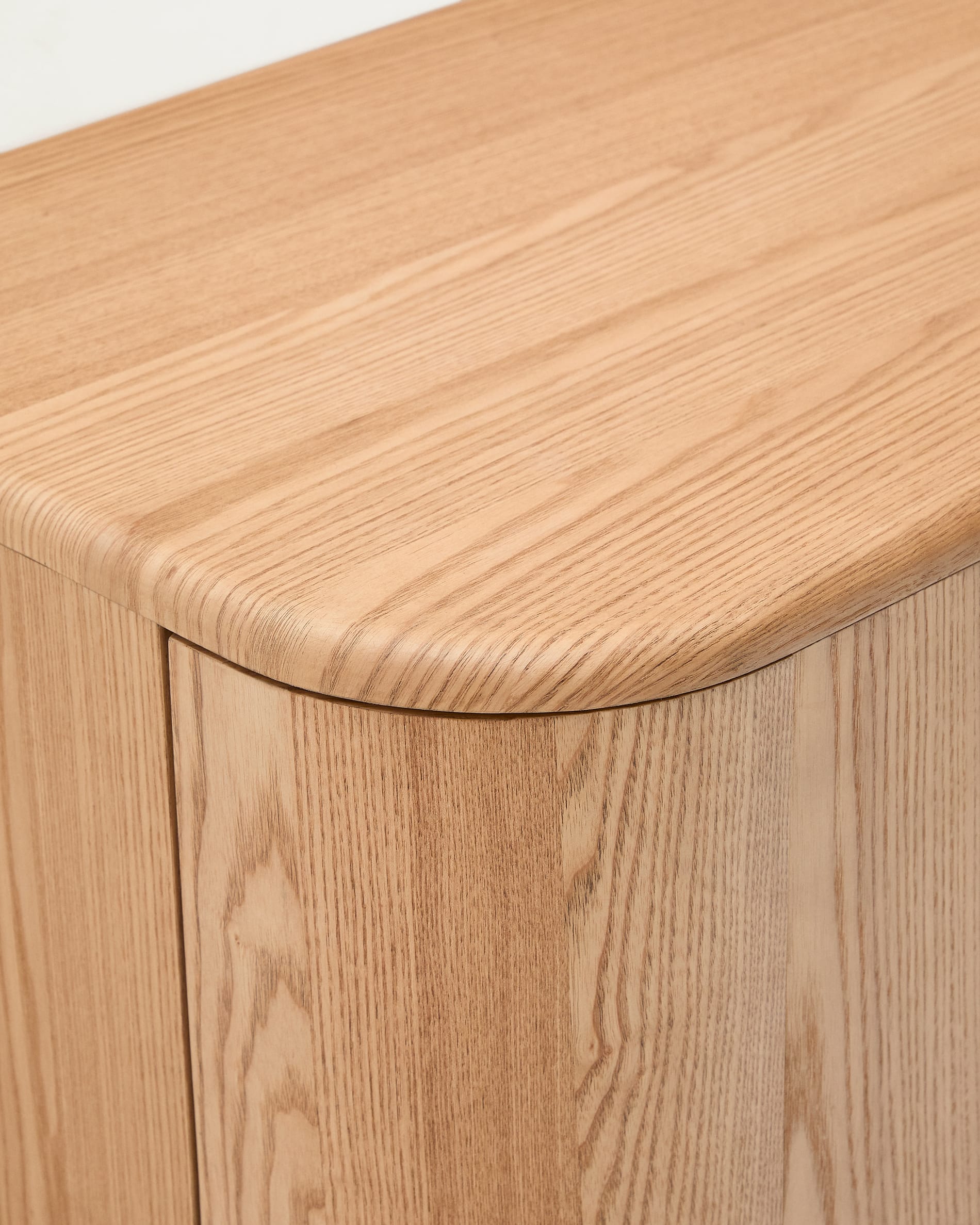 Eleganter Wandschrank Salaya aus langlebigem Eschensperrholz, 90 x 45 cm, mit natürlichem Finish. Perfekt für funktionale und stilvolle Badezimmer.