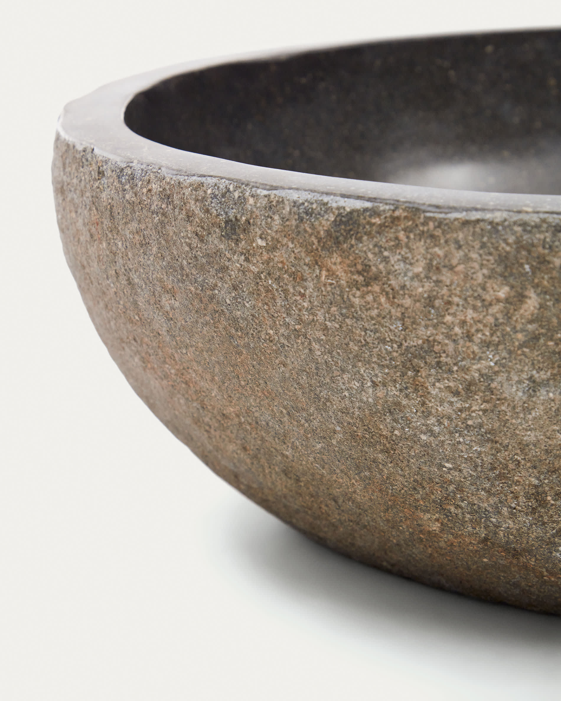 Das Tetsu Aufsatzwaschbecken (Ø 40 cm) von Kave Home bietet elegante Ästhetik und langlebige Natursteinqualität für Ihr modernes Badezimmer.