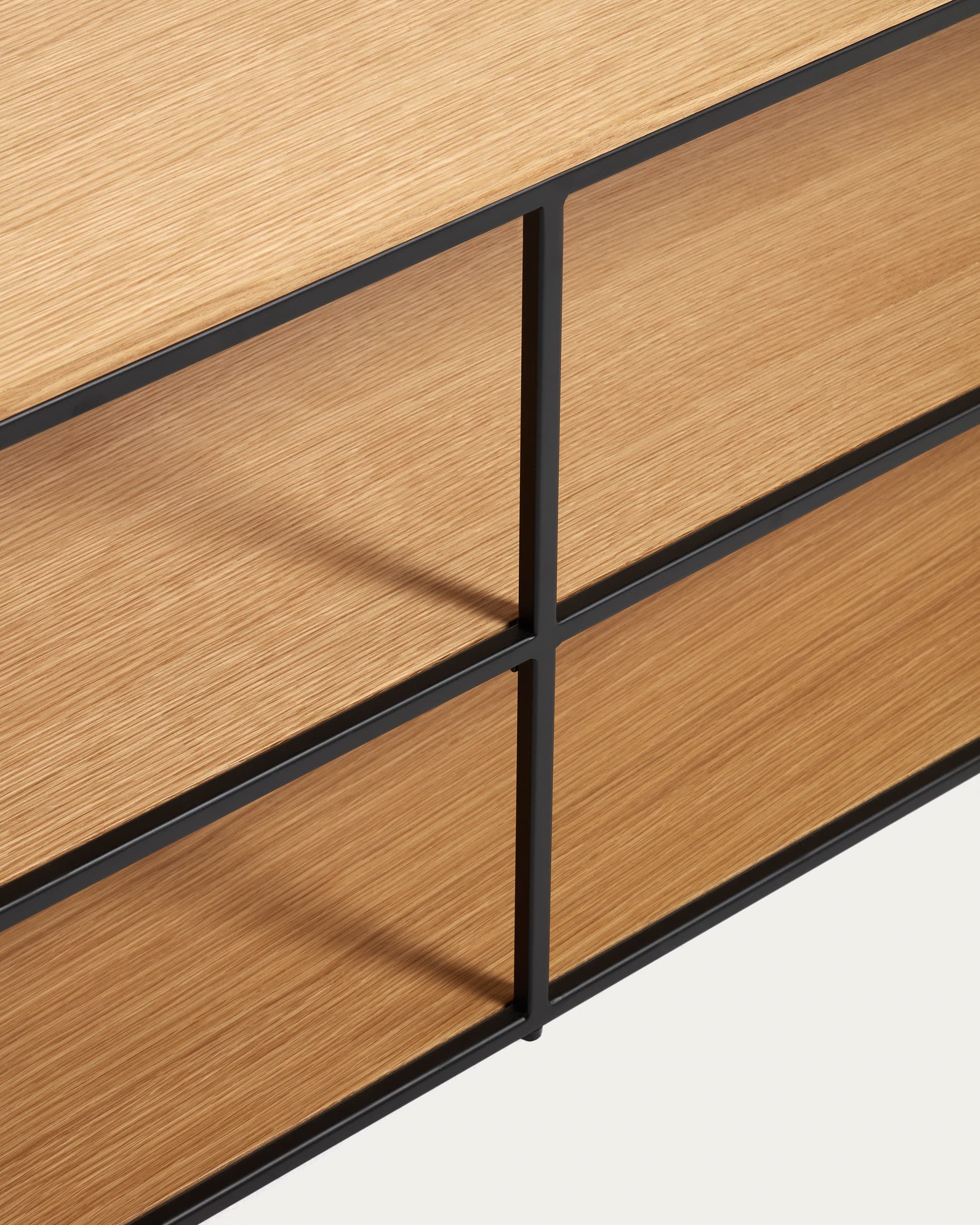 Elegantes TV-Möbel Yoana aus Eichenfurnier und schwarzem Metallgestell, 160 x 40 cm, ideal für modernes Wohnen und stilvolle Einrichtung.