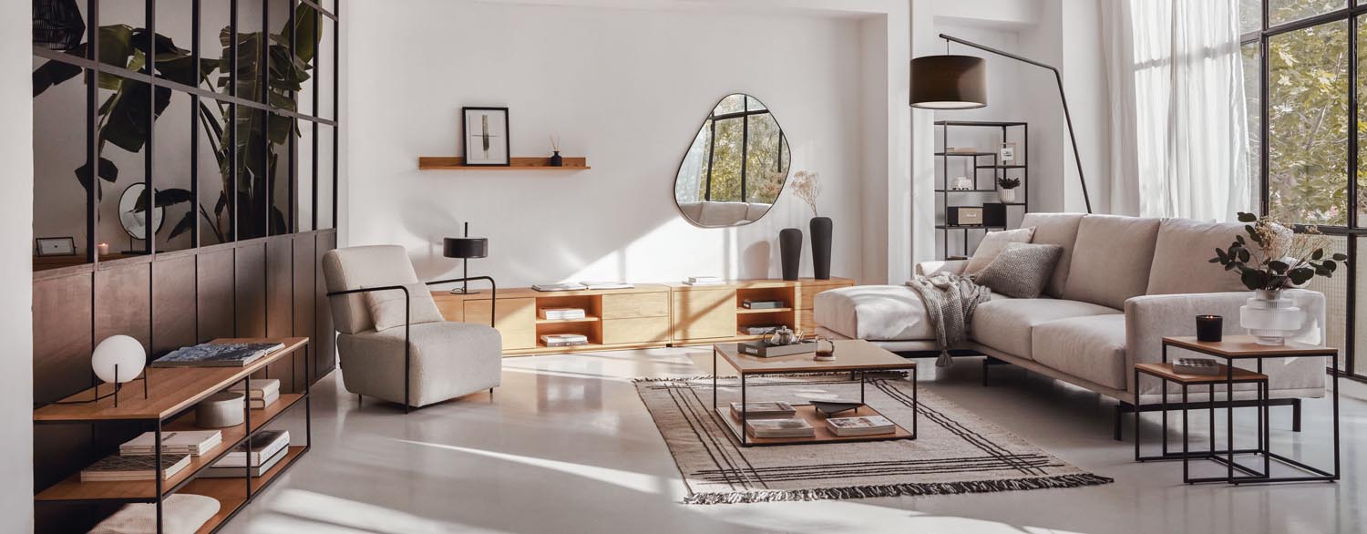 Elegantes TV-Möbel Yoana aus Eichenfurnier mit schwarzem Metallgestell, 160 x 40 cm, ideal für modernes Wohndesign.