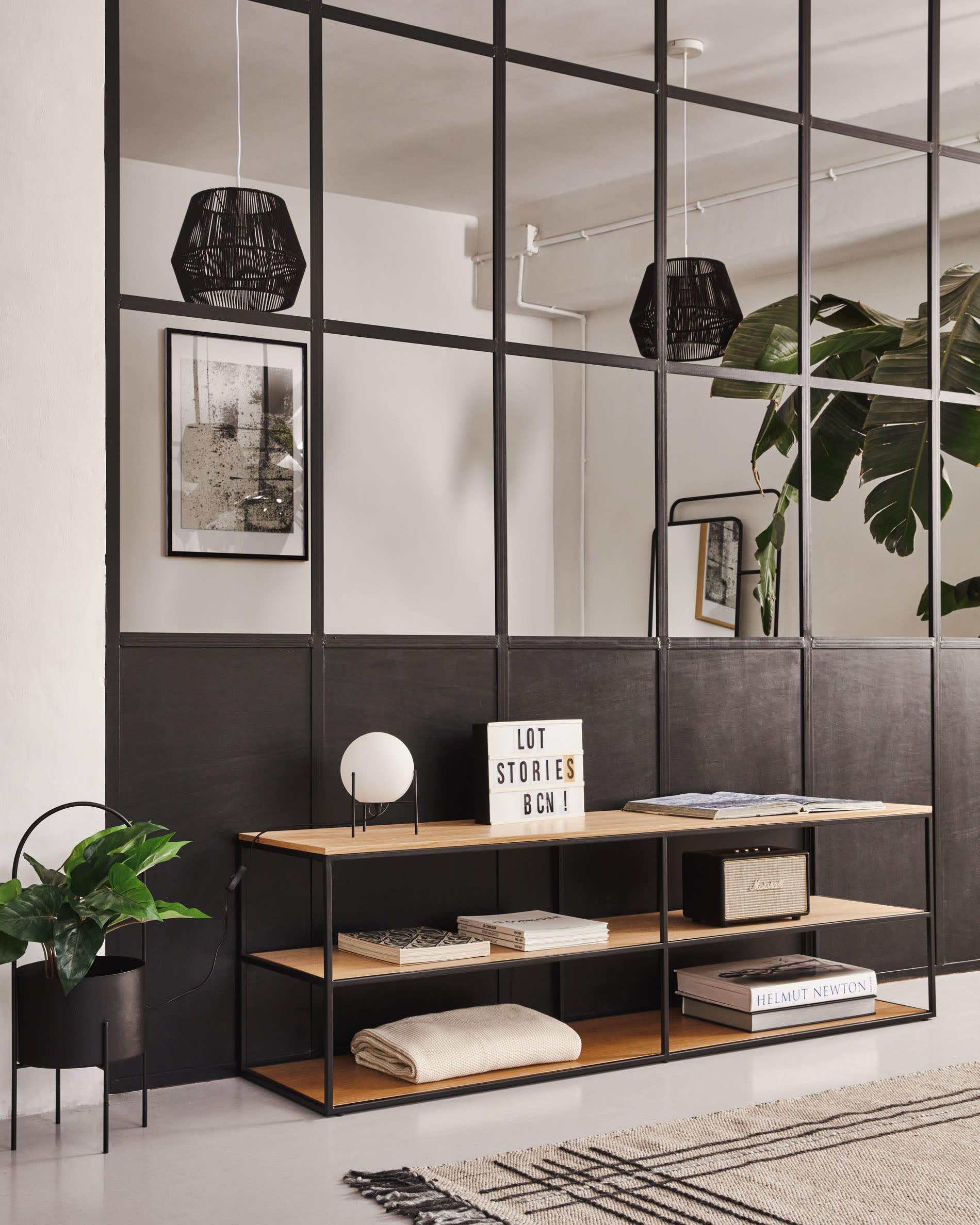 Elegantes TV-Möbel Yoana, Eichenfurnier und schwarzes Metallgestell, 160x40 cm, ideal für moderne Wohnräume.