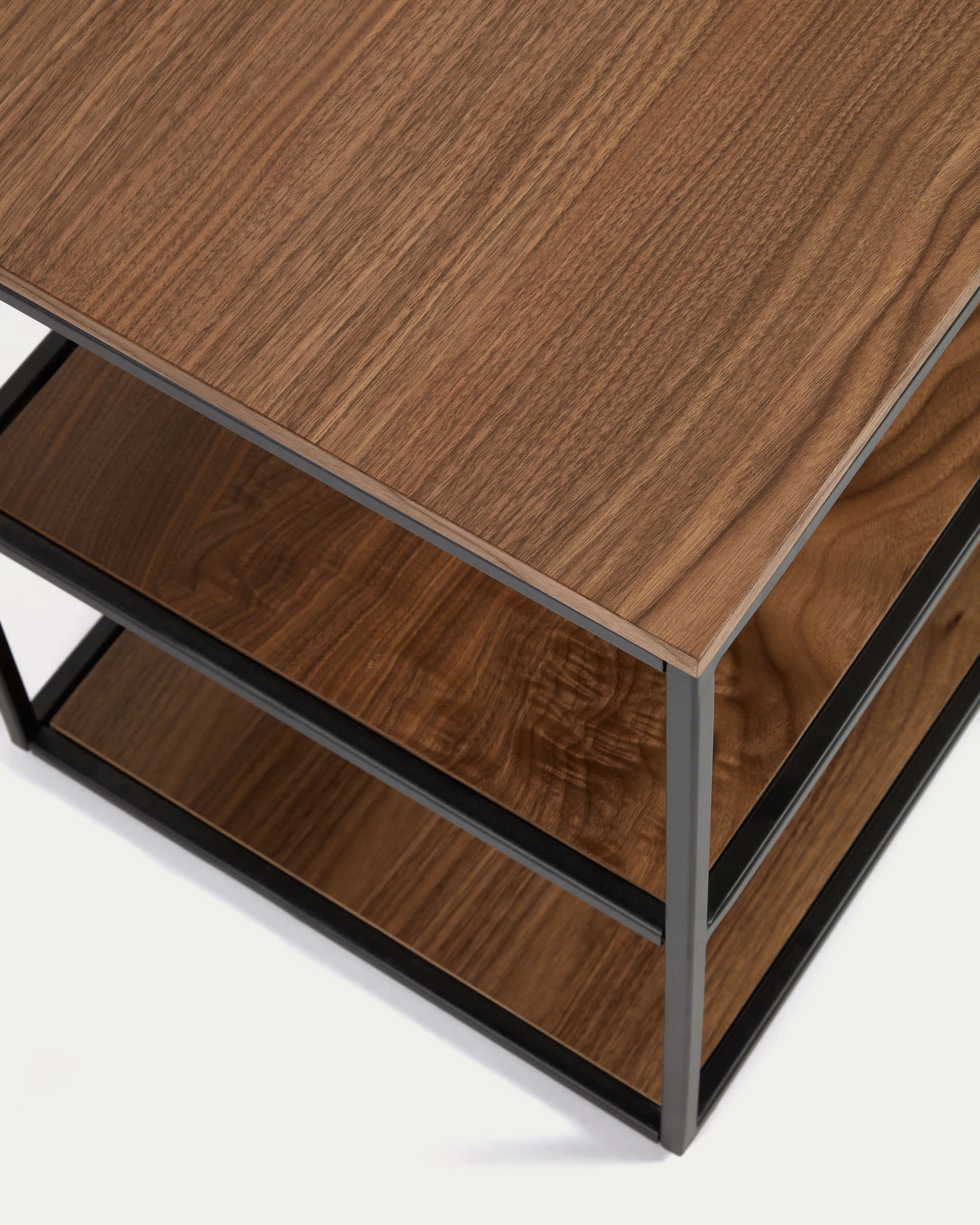 Modernes TV-Möbel Yoana aus edlem Nussholzfurnier und robustem Metallgestell, 160 x 40 cm, ideal für stilvolle Wohnräume.