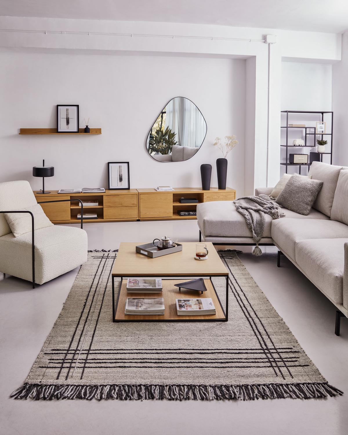 Moderner Abilen TV-Schrank mit vielseitigem Stauraum von Kave Home.