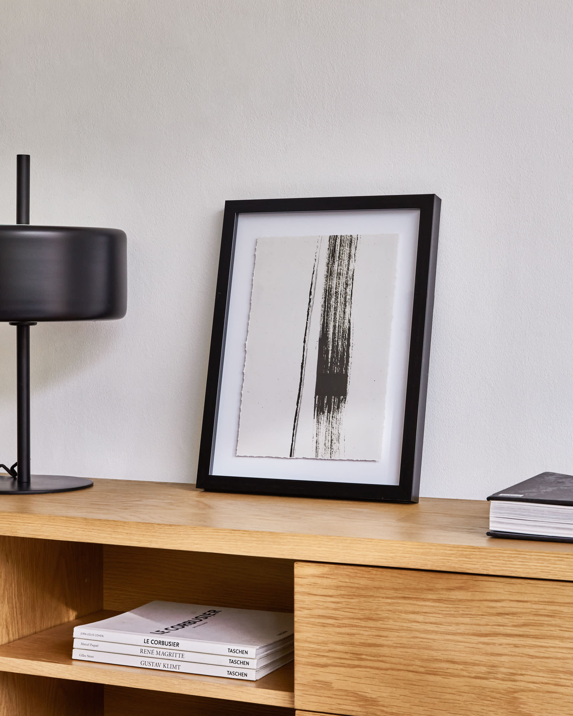 Eleganter TV-Schrank aus FSC-zertifiziertem Eichenfurnier, 1 Tür, 2 Schubladen, 150x44 cm, ideal für modernes Wohnen.