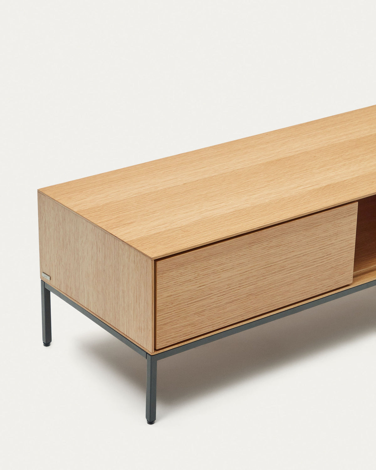Vedrana TV-Schrank 3 Schubladen aus Eichenfurnier und Stahlbeine in Schwarz 195 x 35 cm in Natur, Schwarz präsentiert im Onlineshop von KAQTU Design AG. TV-Möbel ist von Kave Home