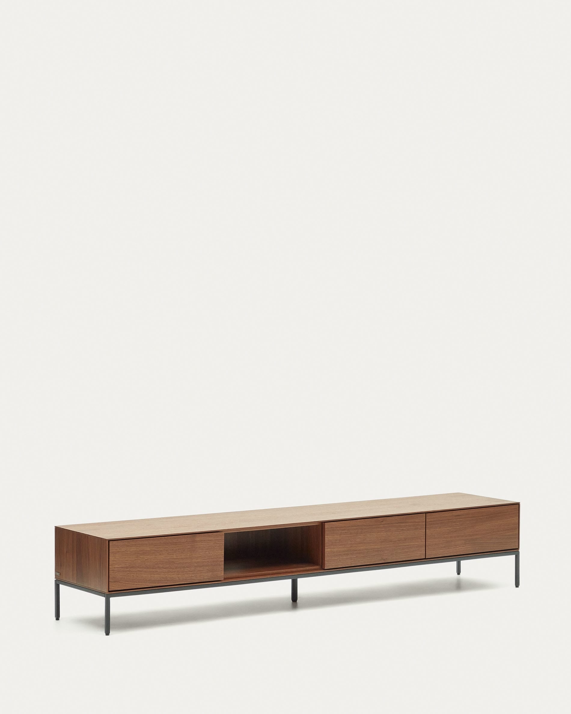 Eleganter TV-Schrank aus hochwertigem Nussholzfurnier, schwarze Stahlbeine, 3 Schubladen, Masse: 195 x 35 cm, von Kave Home.