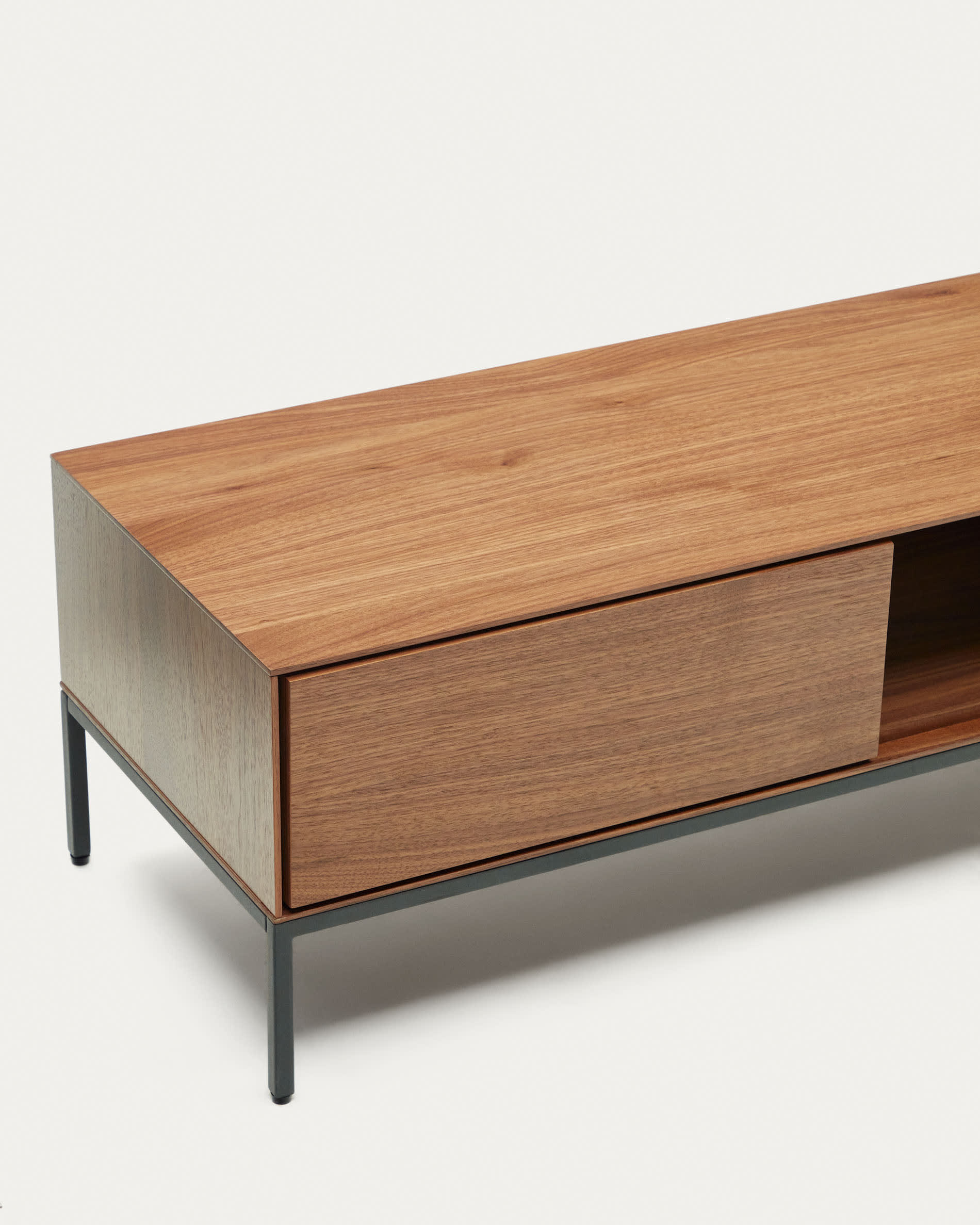 Eleganter TV-Schrank mit 3 Schubladen aus Nussholzfurnier und stabilen Stahlbeinen in Schwarz. Ideal für stilvolle Wohnräume.