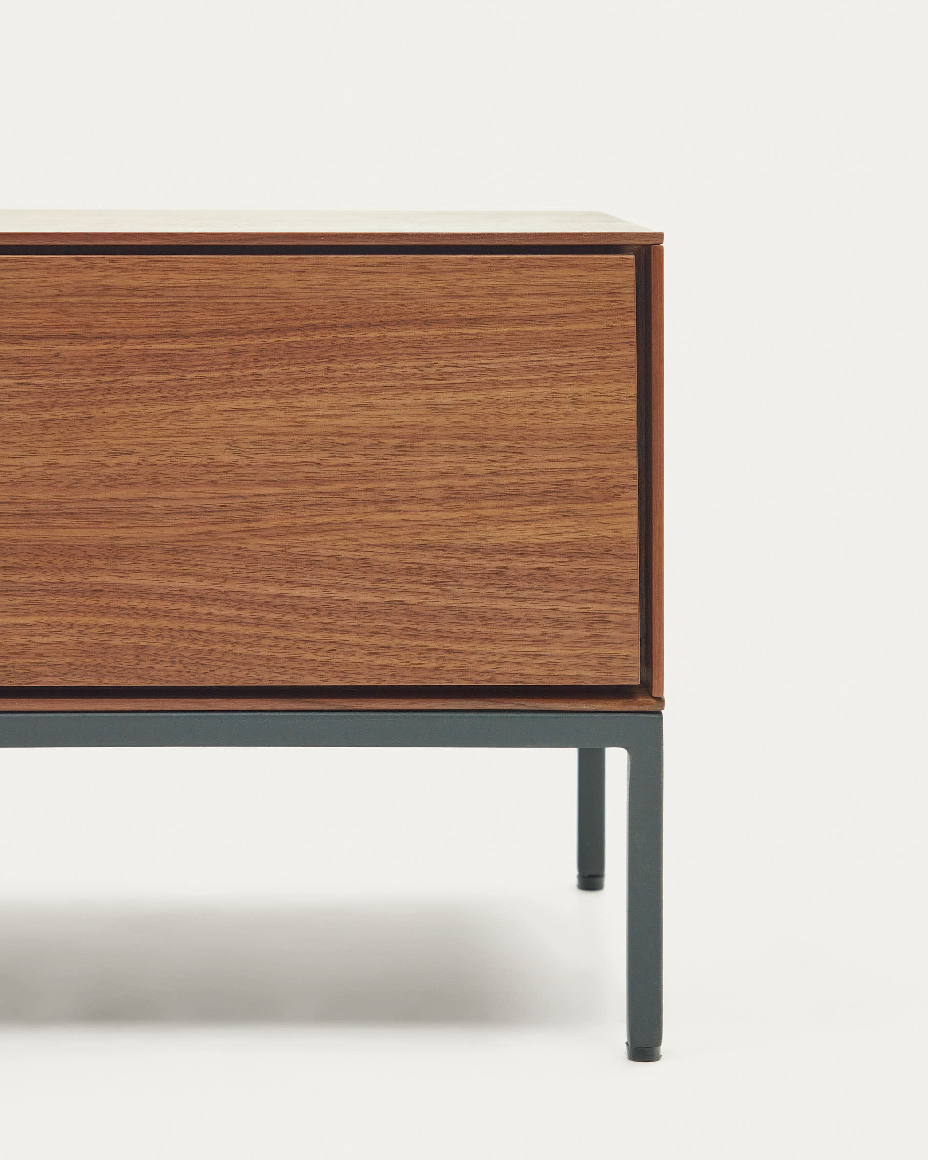 Moderner TV-Schrank aus Nussholzfurnier mit 3 Schubladen und robusten Stahlbeinen in Schwarz. Perfekt für Ordnung und Stil in jedem Wohnzimmer.