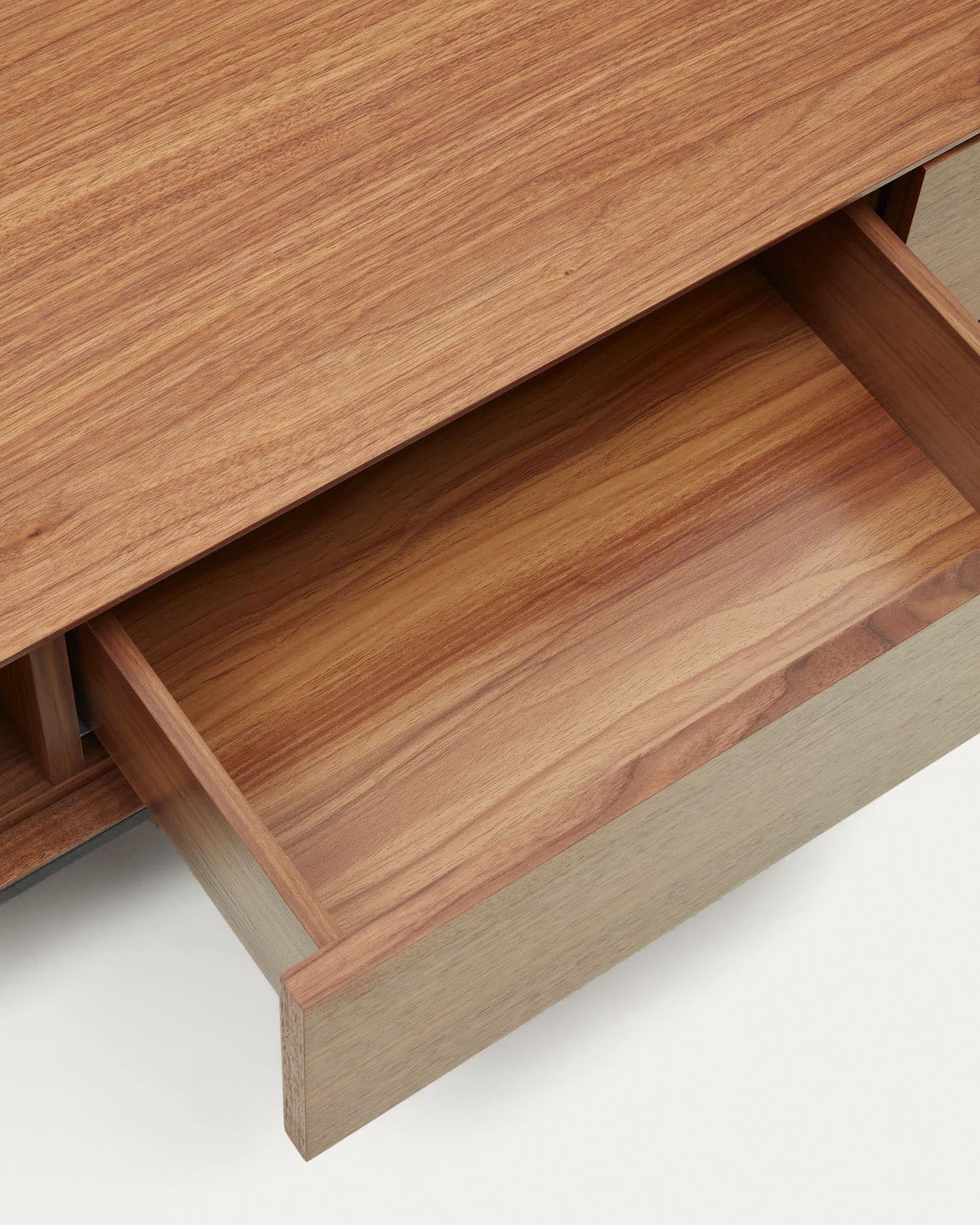 Moderner TV-Schrank aus edlem Nussholzfurnier mit 3 geräumigen Schubladen und robusten Stahlbeinen in Schwarz. Perfekt für jeden Wohnstil.