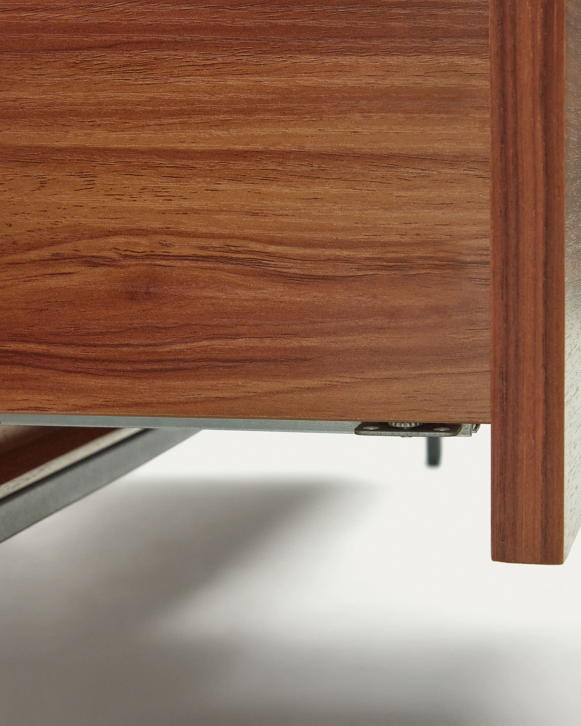 Eleganter TV-Schrank aus Nussholzfurnier mit 3 Schubladen und stabilen Stahlbeinen in Schwarz. Ideal für stilvolle Wohnräume.