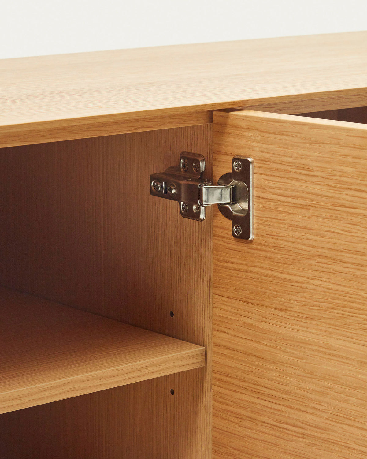TV-Schrank Vedrana 3 Türen aus Eichenfurnier und Stahlbeine in Schwarz 195 x 55 cm in Natur, Schwarz präsentiert im Onlineshop von KAQTU Design AG. TV-Möbel ist von Kave Home