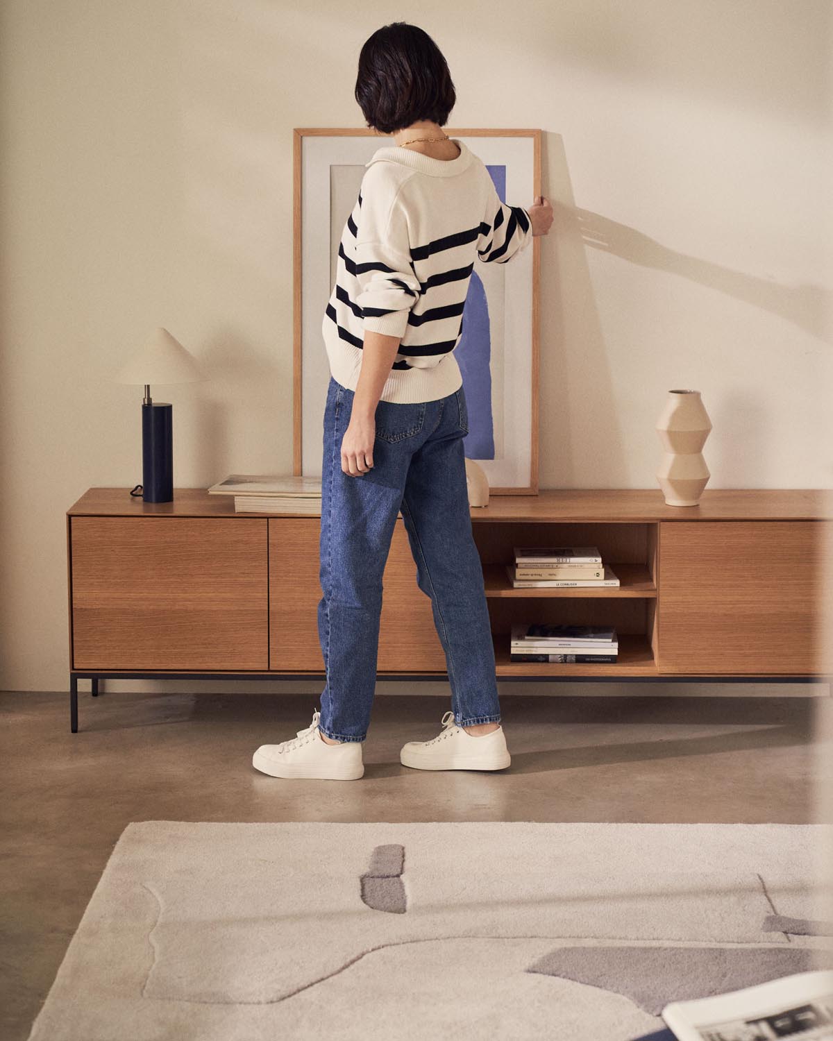 TV-Schrank Vedrana: Eichenfurnier & schwarze Stahlbeine, 195x55 cm.