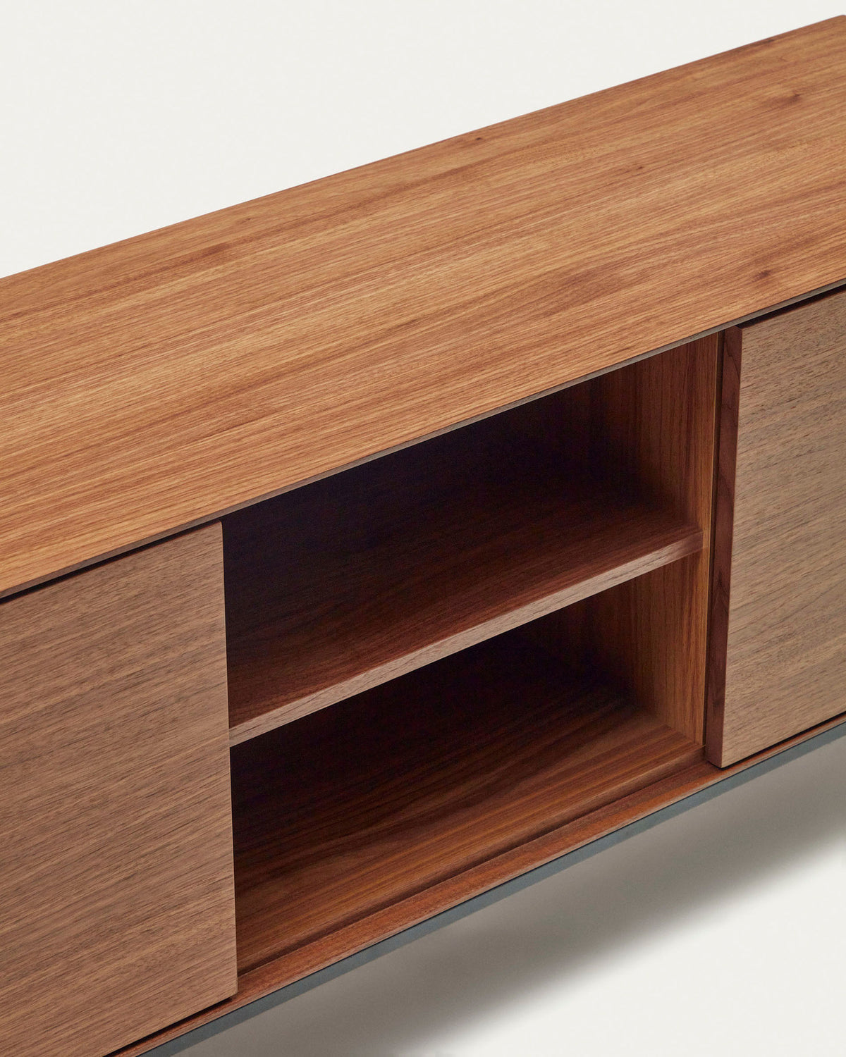 TV-Schrank Vedrana 3 Türen aus Nussholzfurnier und Stahlbeine in Schwarz 195 x 55 cm in Natur, Schwarz präsentiert im Onlineshop von KAQTU Design AG. TV-Möbel ist von Kave Home