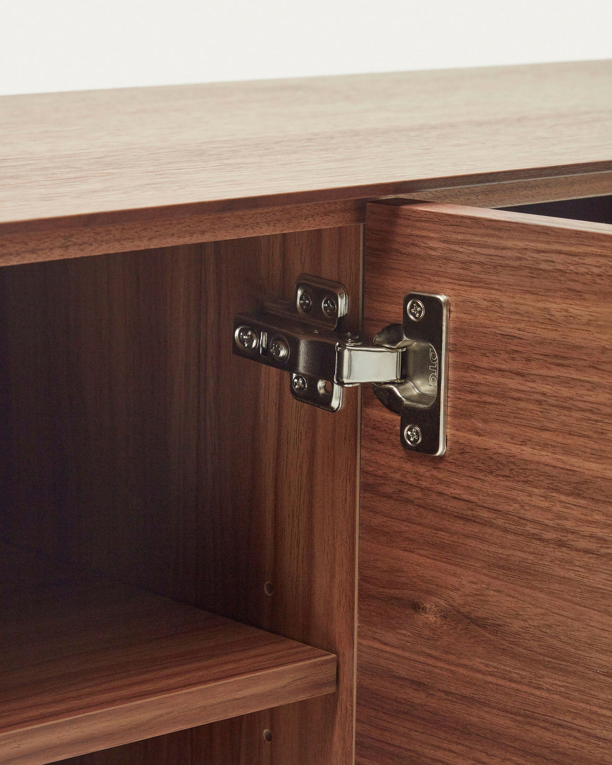 TV-Schrank Vedrana 3 Türen aus Nussholzfurnier und Stahlbeine in Schwarz 195 x 55 cm in Natur, Schwarz präsentiert im Onlineshop von KAQTU Design AG. TV-Möbel ist von Kave Home