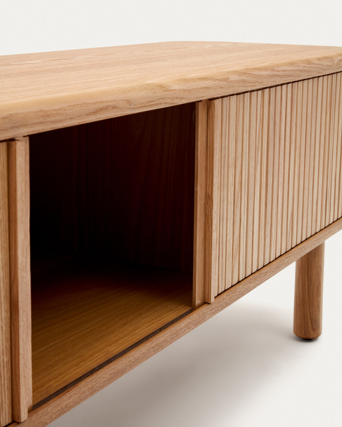 Mailen TV-Möbel 2 Türen in Eschenfurnier und natürlichem Finish 200 x 50 cm in Natur präsentiert im Onlineshop von KAQTU Design AG. TV-Möbel ist von Kave Home