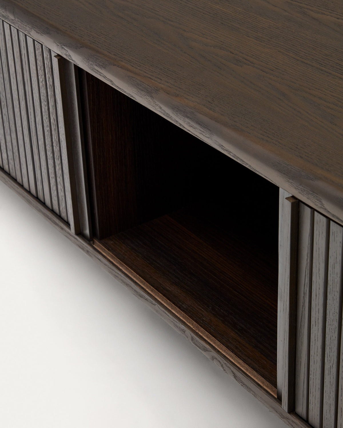 Mailen TV-Möbel 2 Türen in Eschenfurnier und dunklem Finish 200 x 50 cm in Schwarz präsentiert im Onlineshop von KAQTU Design AG. TV-Möbel ist von Kave Home