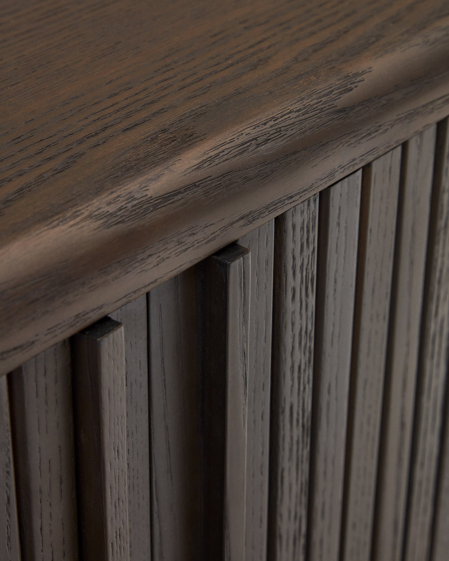 Elegantes TV-Möbel aus Eschenfurnier, 120 x 50 cm, mit zwei Schiebetüren. Perfekt für stilvolle Wohnräume und optimalen Stauraum.