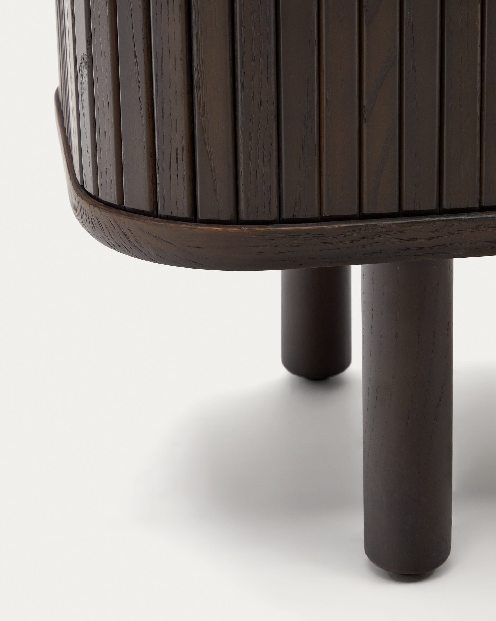 Elegantes TV-Möbel aus Eschenfurnier, 120 x 50 cm, mit stilvollen Schiebetüren. Perfekt für modernes Wohnen und optimalen Stauraum.