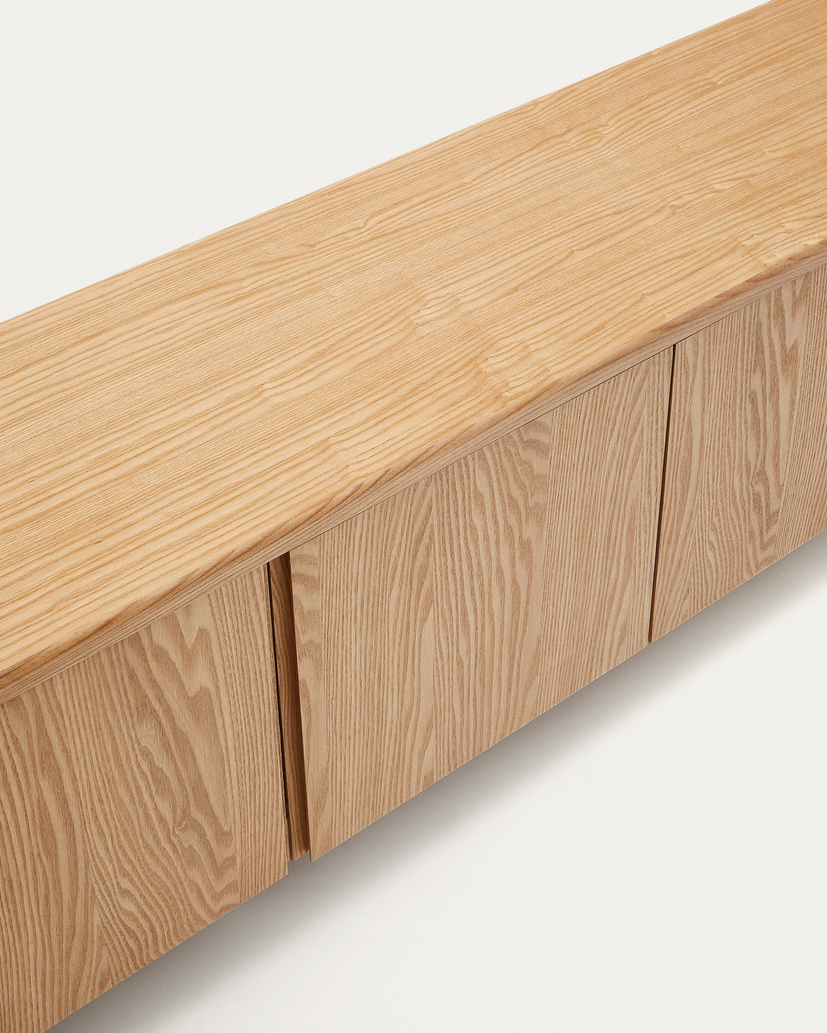 Salaya TV-Möbel aus Eschenfurnierholz FSC Mix Credit 200 x 52 cm in Natur präsentiert im Onlineshop von KAQTU Design AG. TV-Möbel ist von Kave Home