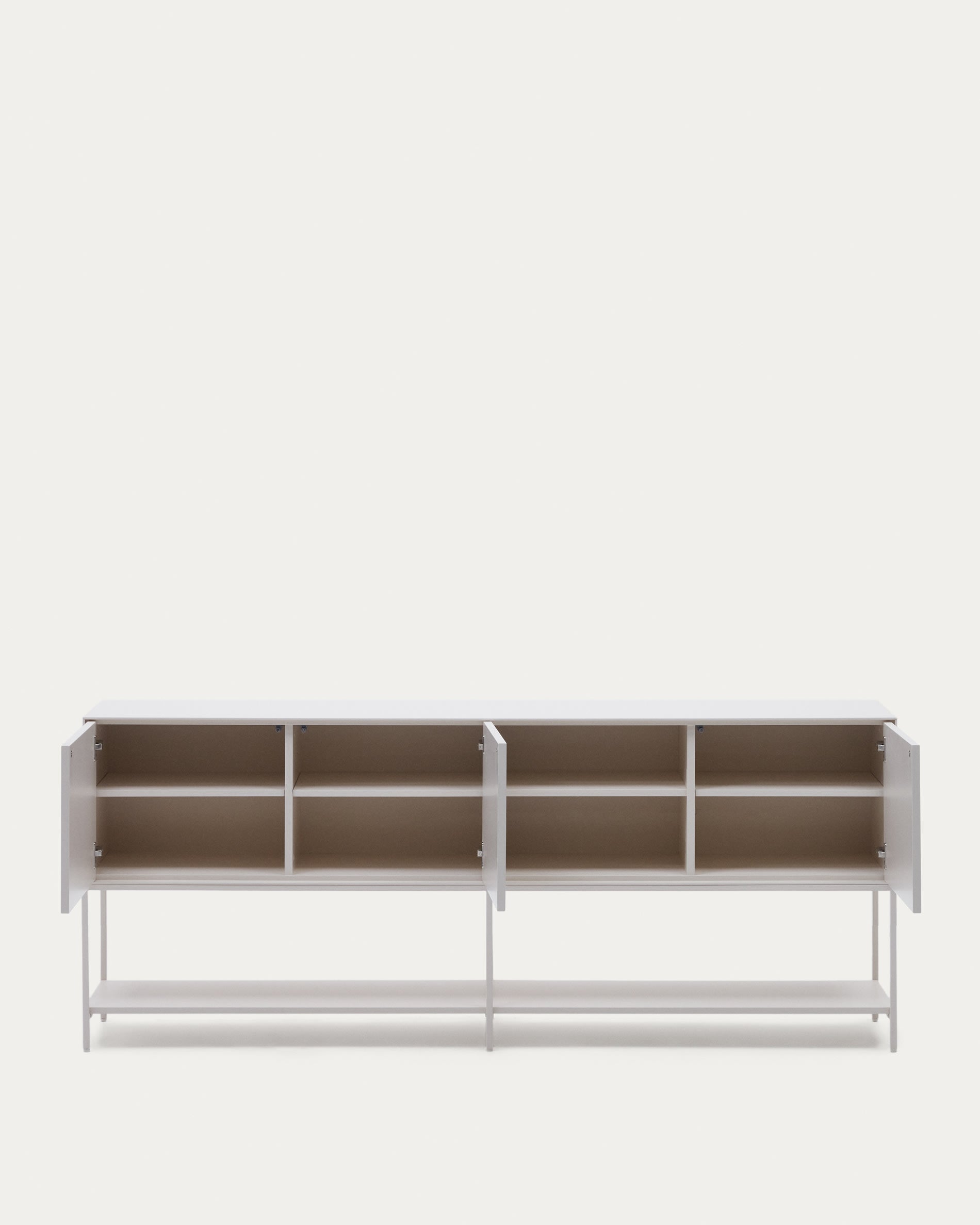 Das Vedrana Sideboard von Kave Home, 3 Türen, weiss lackiert, MDF, 195x80 cm, kombiniert Funktionalität mit modernem Stil.