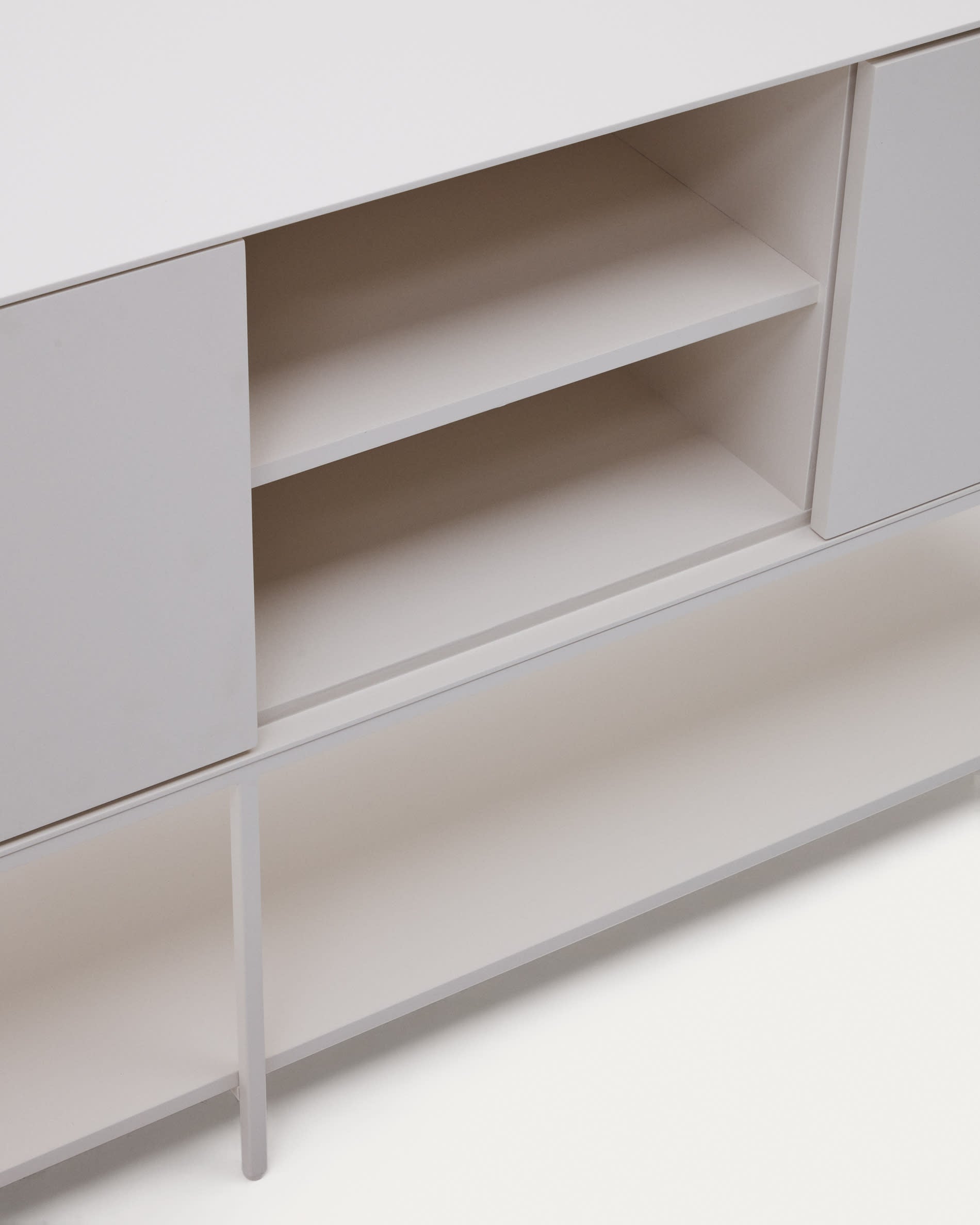 Entdecken Sie das stilvolle Vedrana Sideboard von Kave Home: 3-türig, aus robustem MDF, in zeitlosem Weiss, ideal für jeden Raum.