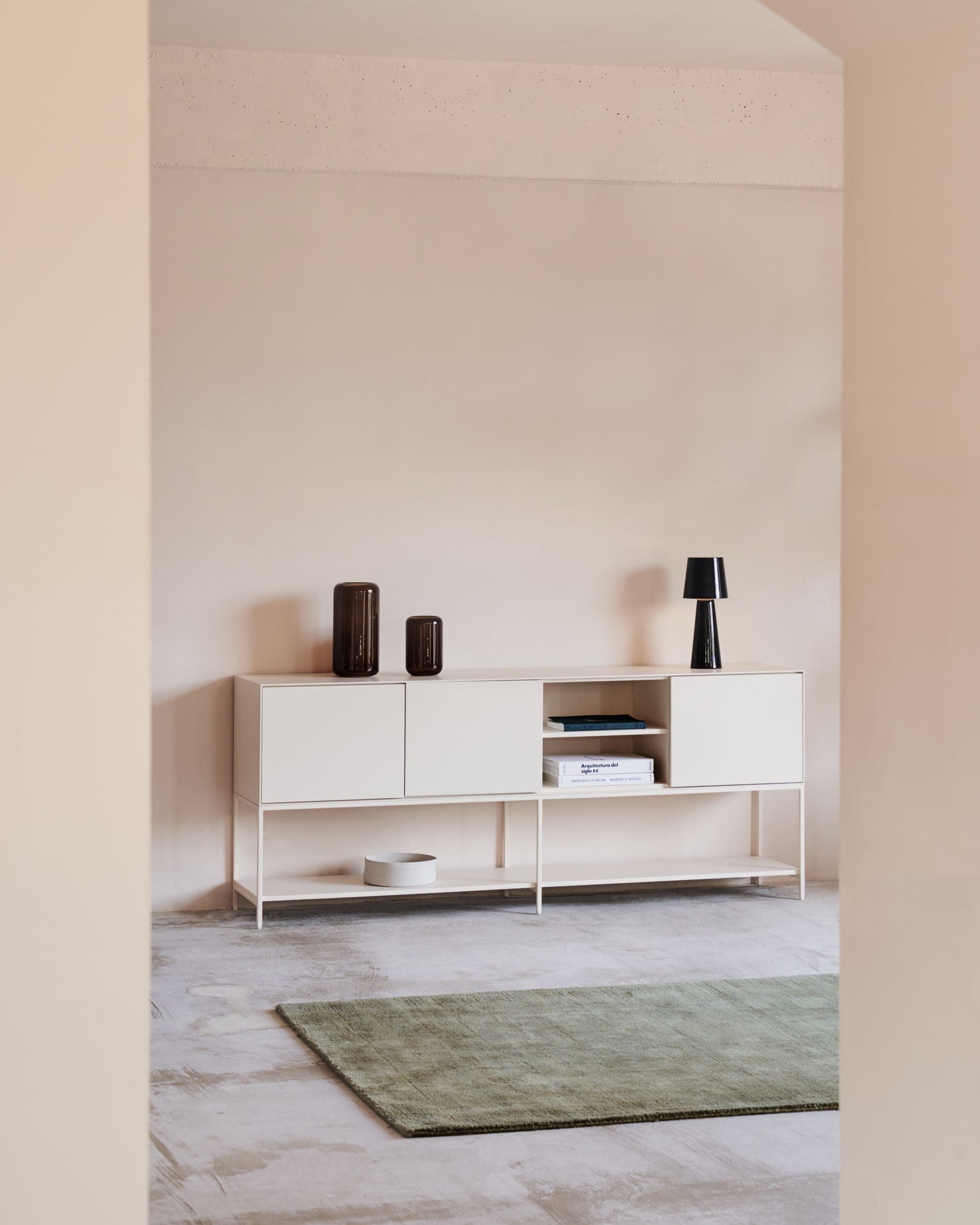 Elegantes Vedrana Sideboard mit 3 Türen, weiss lackiert, aus MDF, 195x80 cm, von Kave Home. Modernes Design für stilvolle Räume.