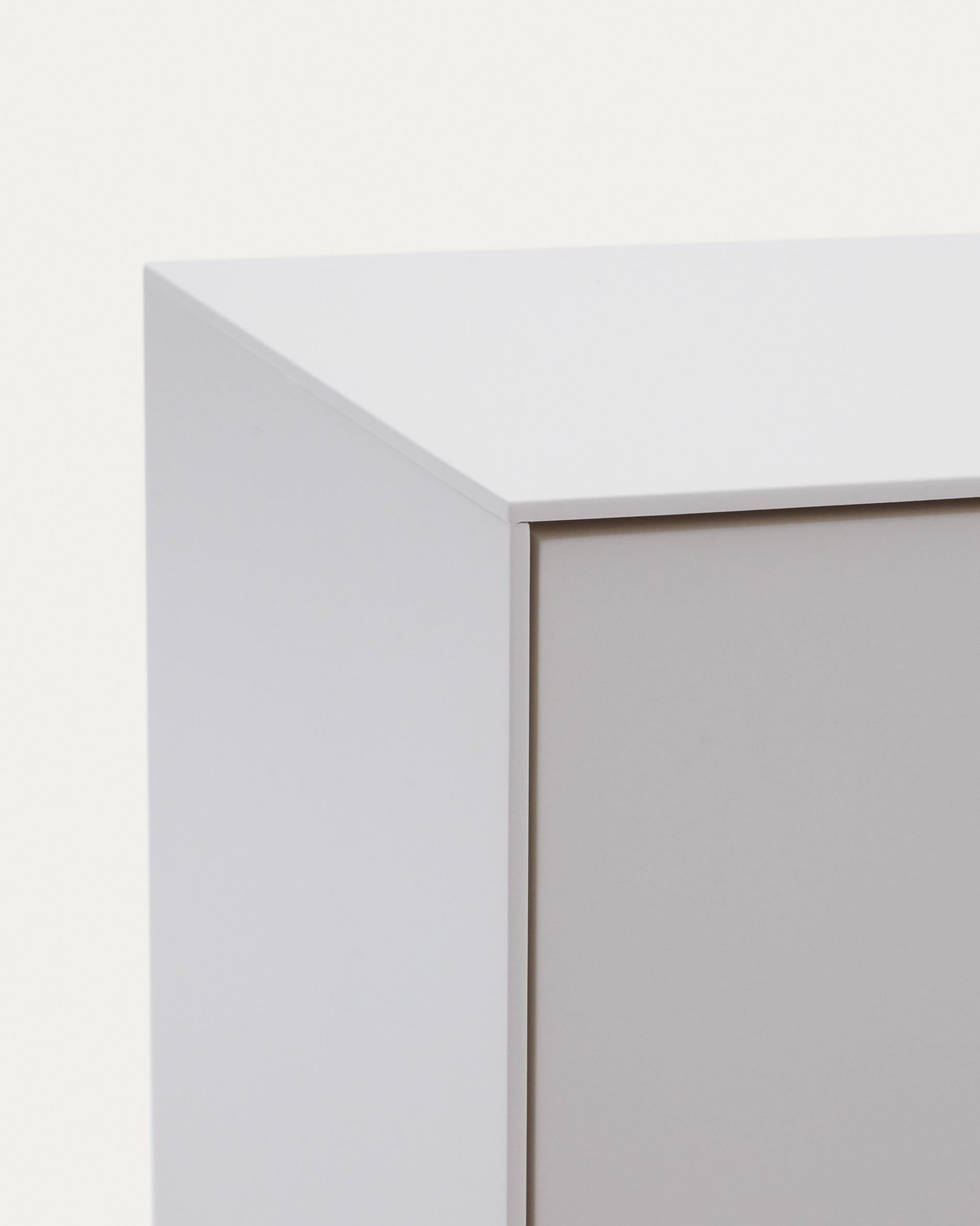 Eleganter TV-Schrank in Weiß mit 3 Türen aus robustem MDF. Perfekt für modernes Wohnen und bietet viel Stauraum für Ihre Medien.