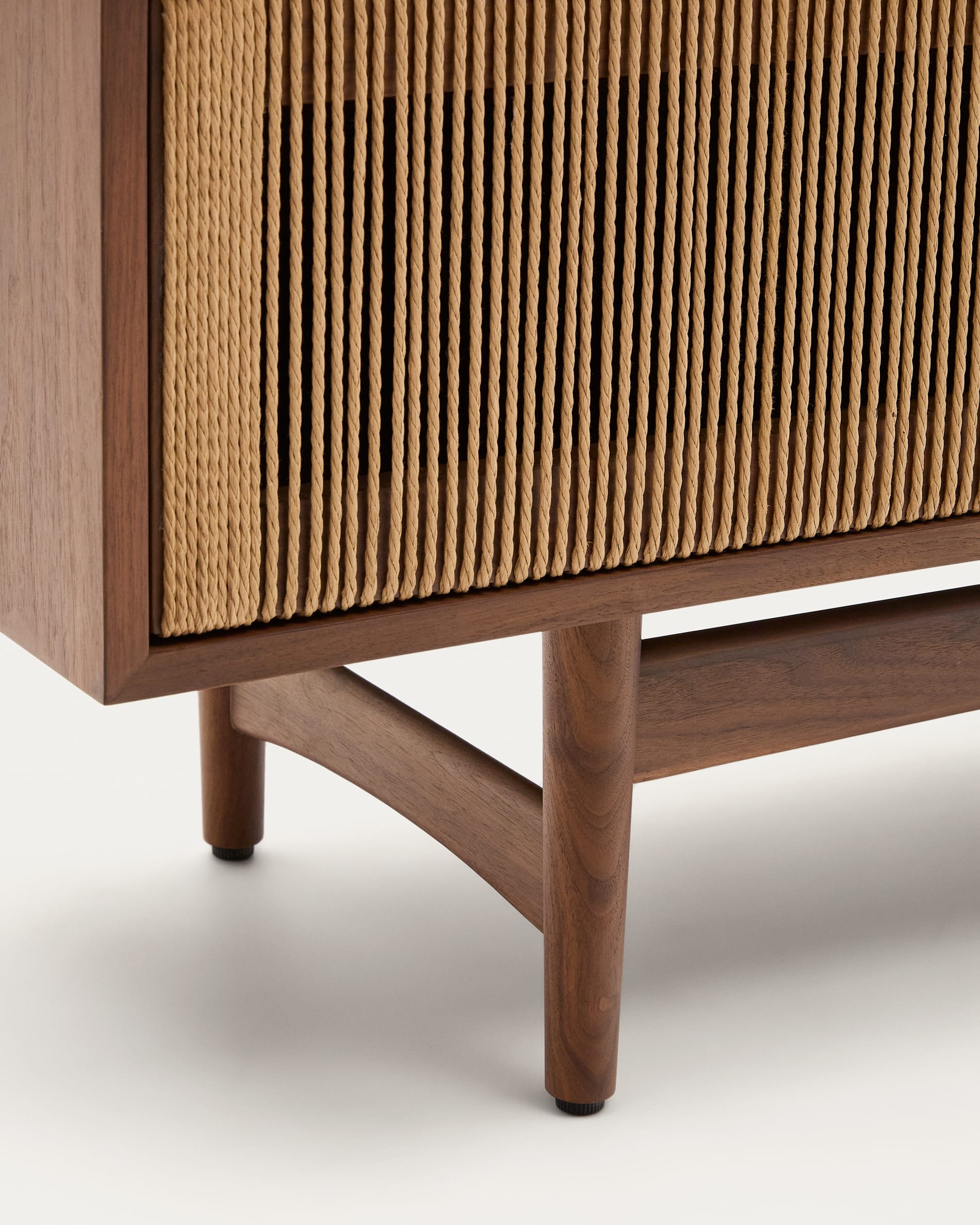 Elegantes TV-Möbel Elan von Kave Home: 3 Türen, massives Walnussholz, 200 x 50 cm, handwerkliche Details, ideal für stilvolle Wohnräume.