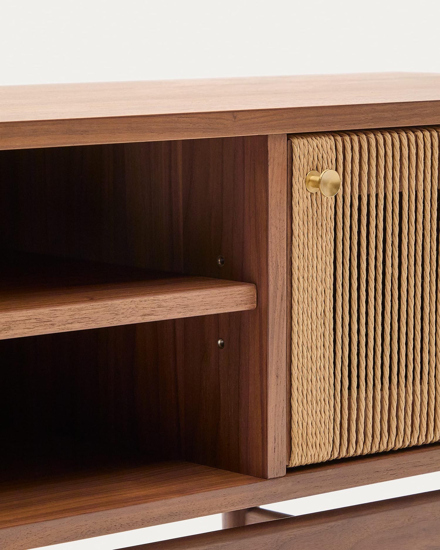 Stilvolles TV-Möbel Elan von Kave Home: 3 Türen, hochwertiges Walnussholz, 200 x 50 cm, einzigartiges Design mit handgefertigten Seildetails.