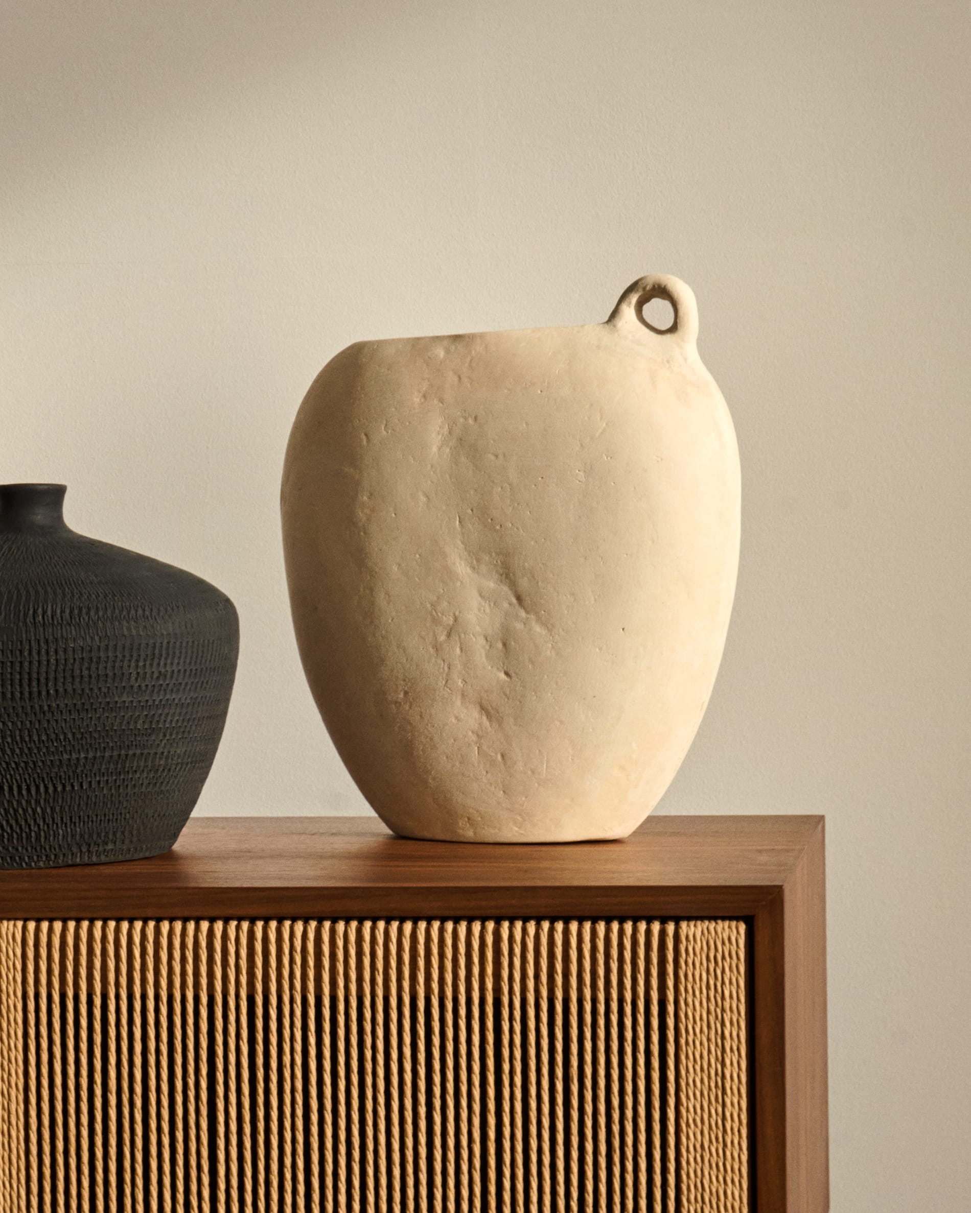 TV-Möbel Elan aus Walnussholz, 3 Türen, FSC-zertifiziert, 200x50 cm, stilvoll, nachhaltig und hochwertig von Kave Home.