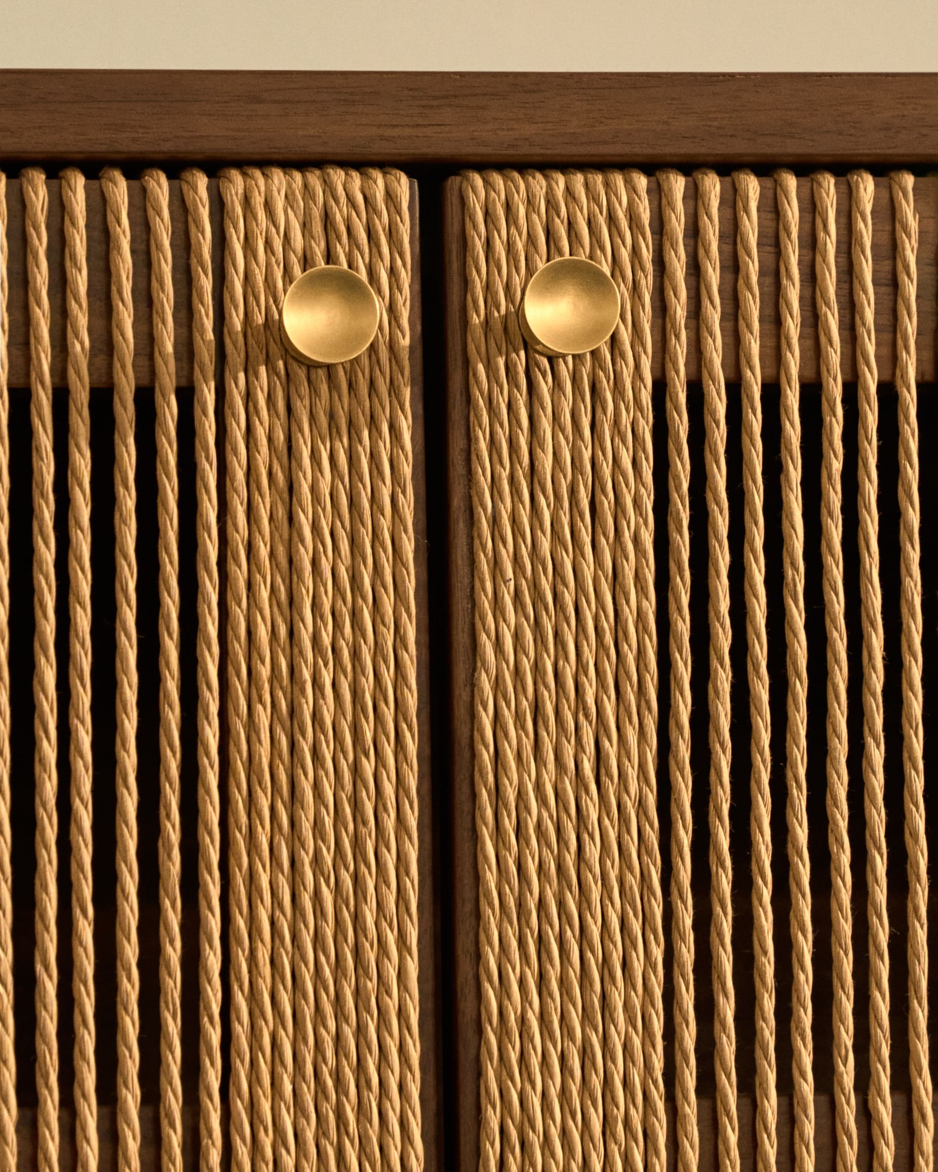 Elegantes TV-Möbel aus Walnussholz mit 3 Türen, FSC-zertifiziert, 200x50 cm, stilvoll und nachhaltig von Kave Home.